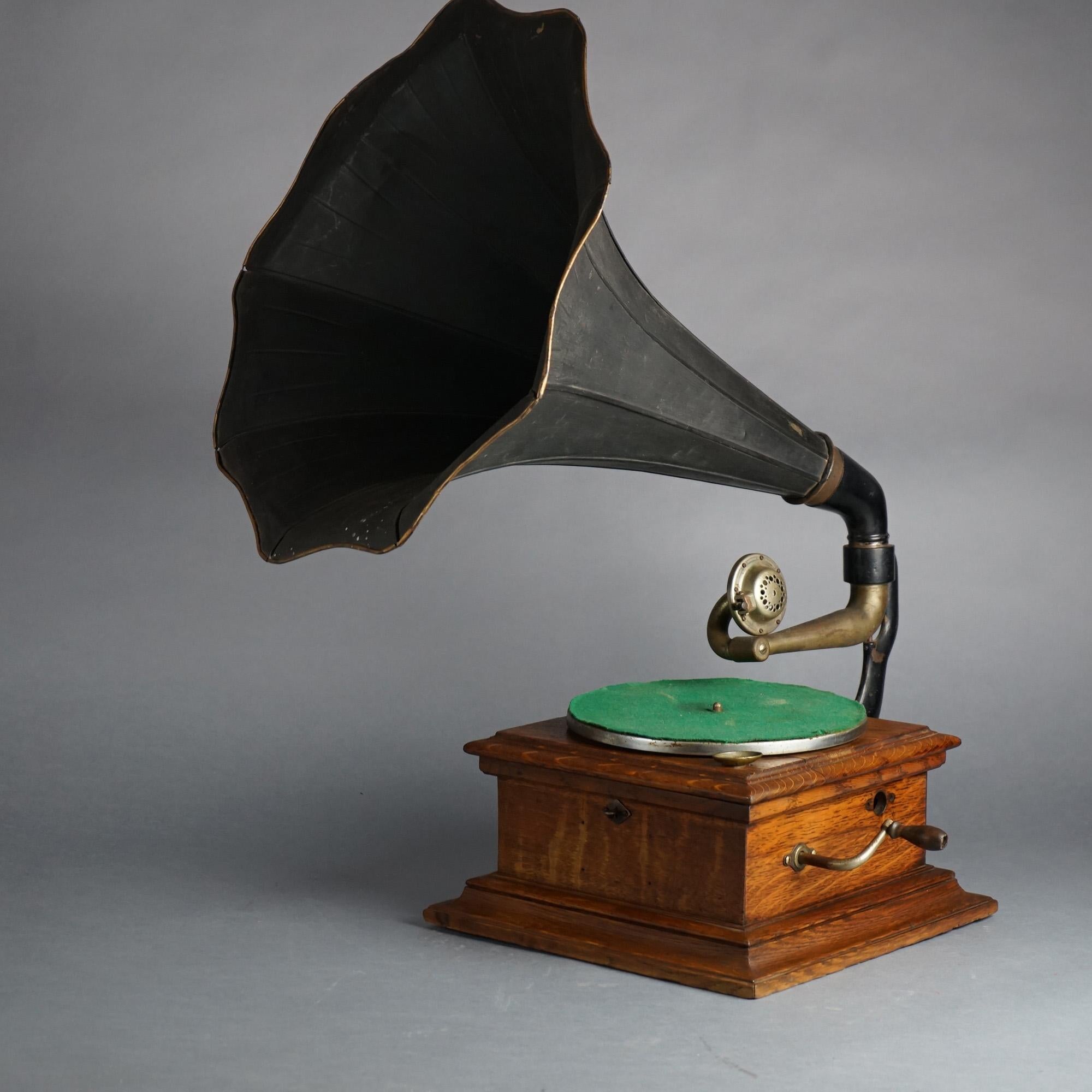 Antiker Victor Victrola- Phonograph aus Eiche mit Tischplatte und Scheiben an der Außenseite aus Horn, um 1900 (20. Jahrhundert)