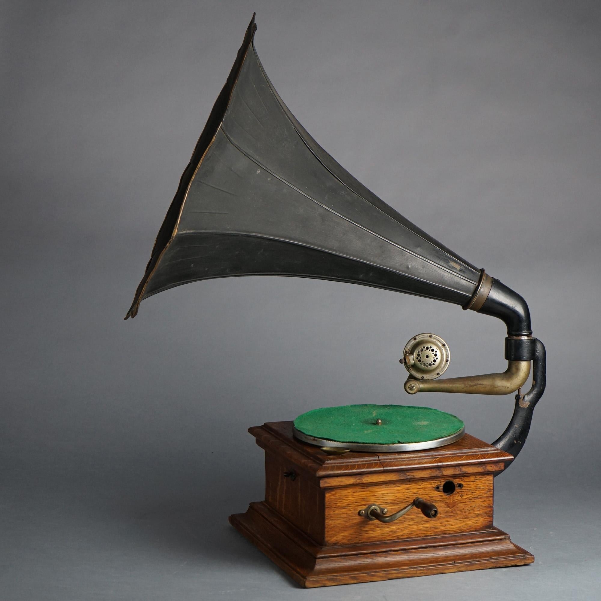 Antiker Victor Victrola- Phonograph aus Eiche mit Tischplatte und Scheiben an der Außenseite aus Horn, um 1900 1