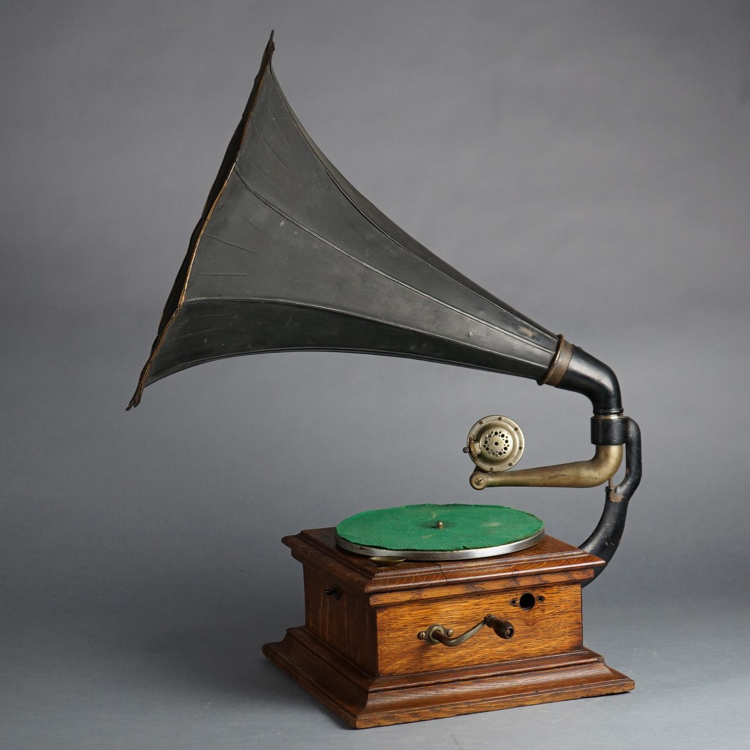 Antiker Victor Victrola- Phonograph aus Eiche mit Tischplatte und Scheiben an der Außenseite aus Horn, um 1900 2