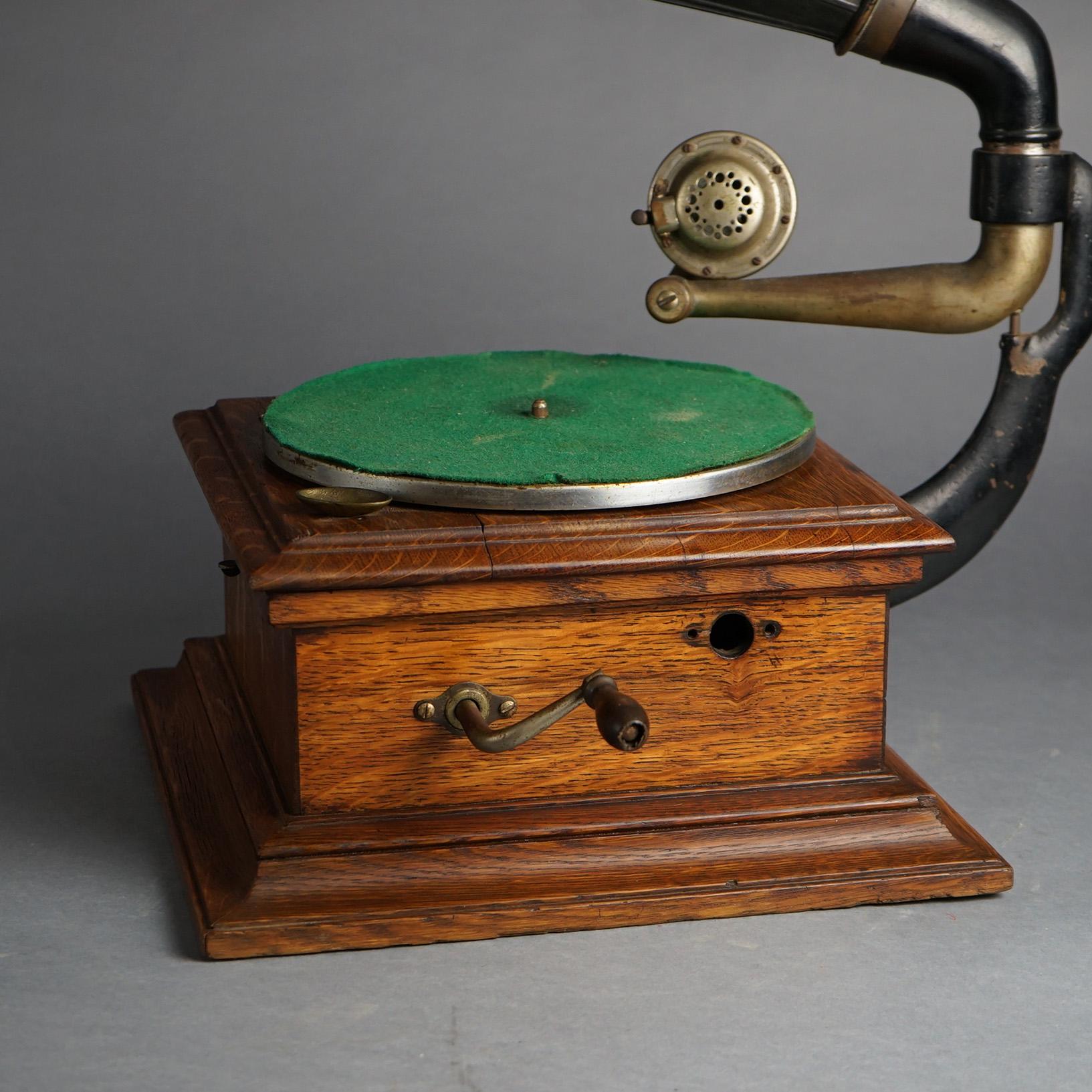 Antiker Victor Victrola- Phonograph aus Eiche mit Tischplatte und Scheiben an der Außenseite aus Horn, um 1900 3