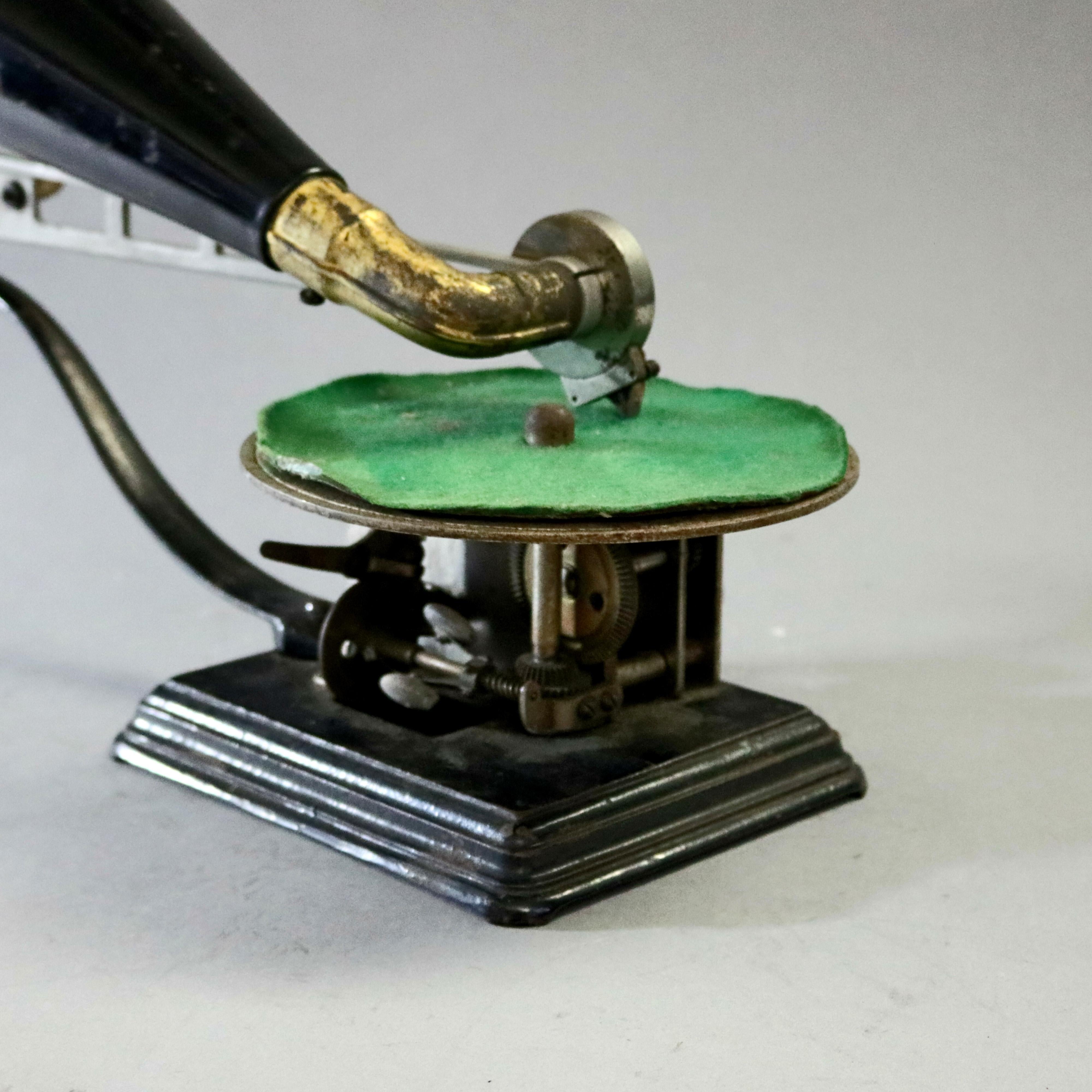 victrola with horn