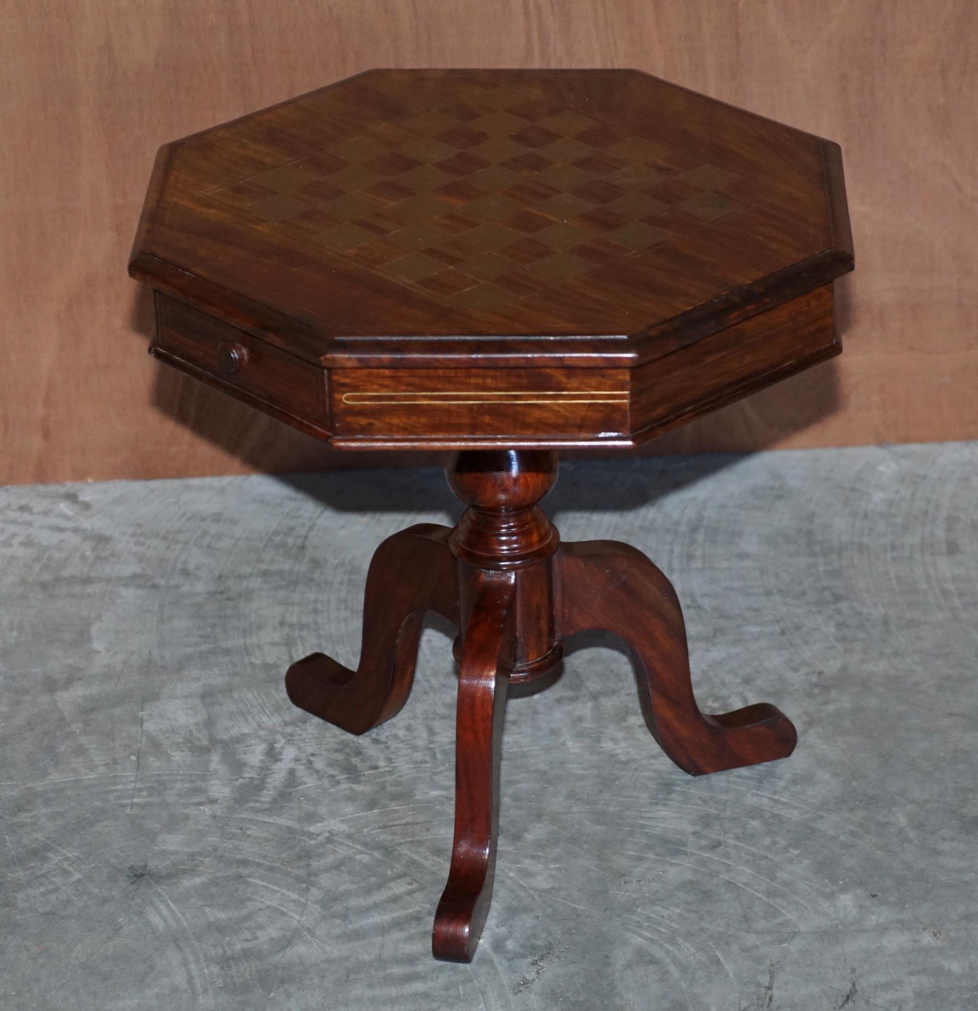 We are delighted to offer for sale this lovely Victorian Rosewood with brass inlay Chess games table with Staunton style chess set 

A very good looking well-made and function piece of furniture, extremely decorative, the whole piece is solid
