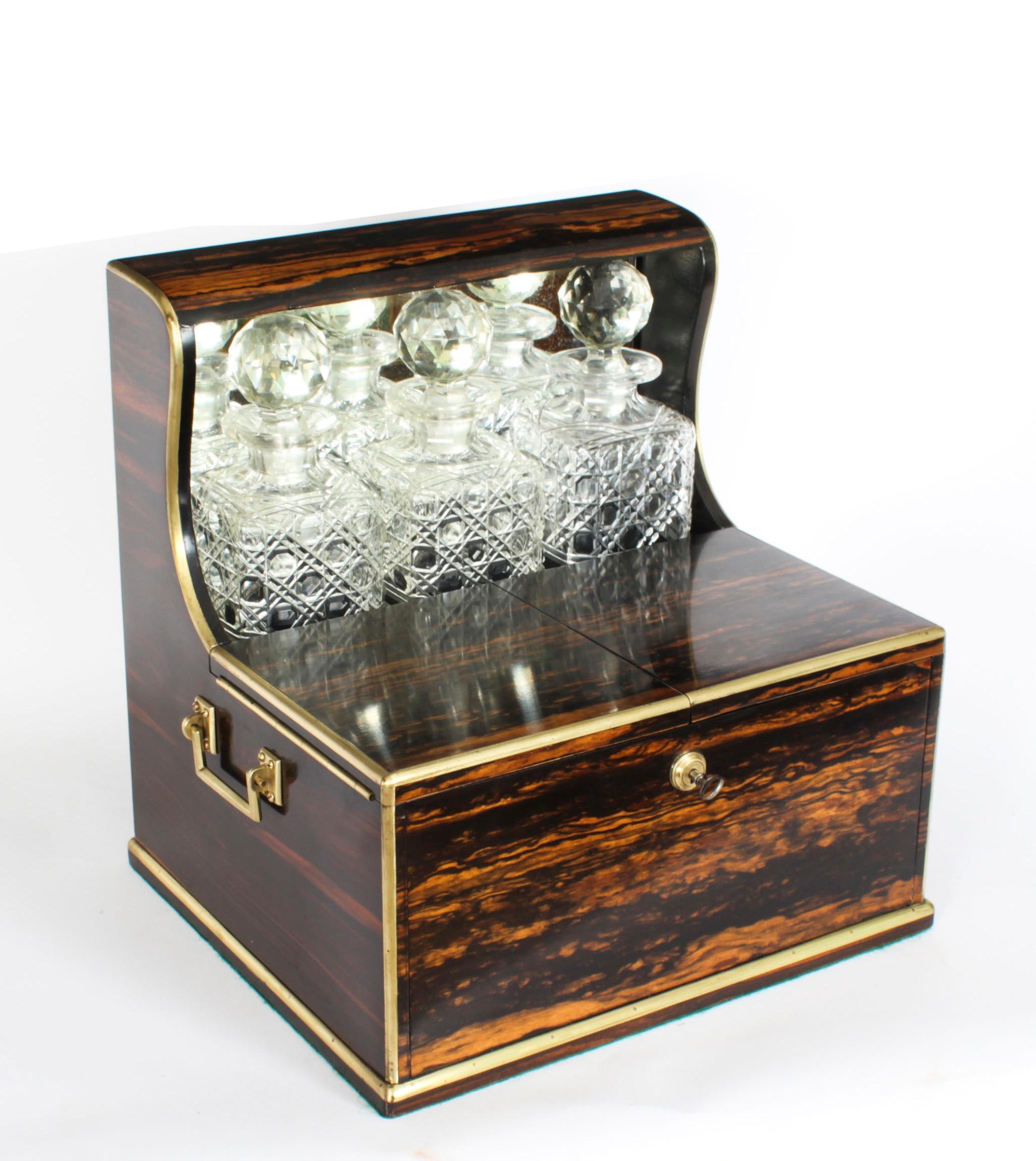 Il s'agit d'un superbe coromandel victorien ancien, monté en bronze doré et muni d'un boîtier pour trois carafes.  Recueil de tantales et de jeux, datant d'environ 1870.
Il a été habilement réalisé en coromandel rare, avec un intérieur en bois
