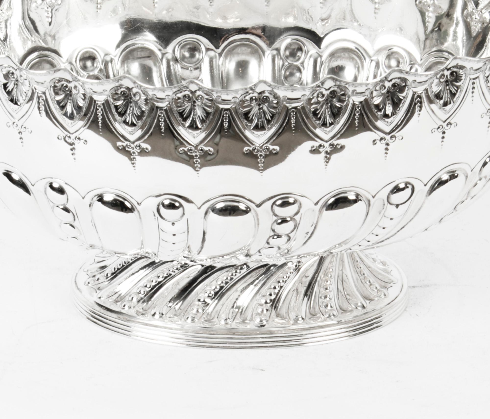Antique Victoria Silver Plated Punch Bowl Fenton Brothers Sheffield, 19th C In Good Condition In London, GB