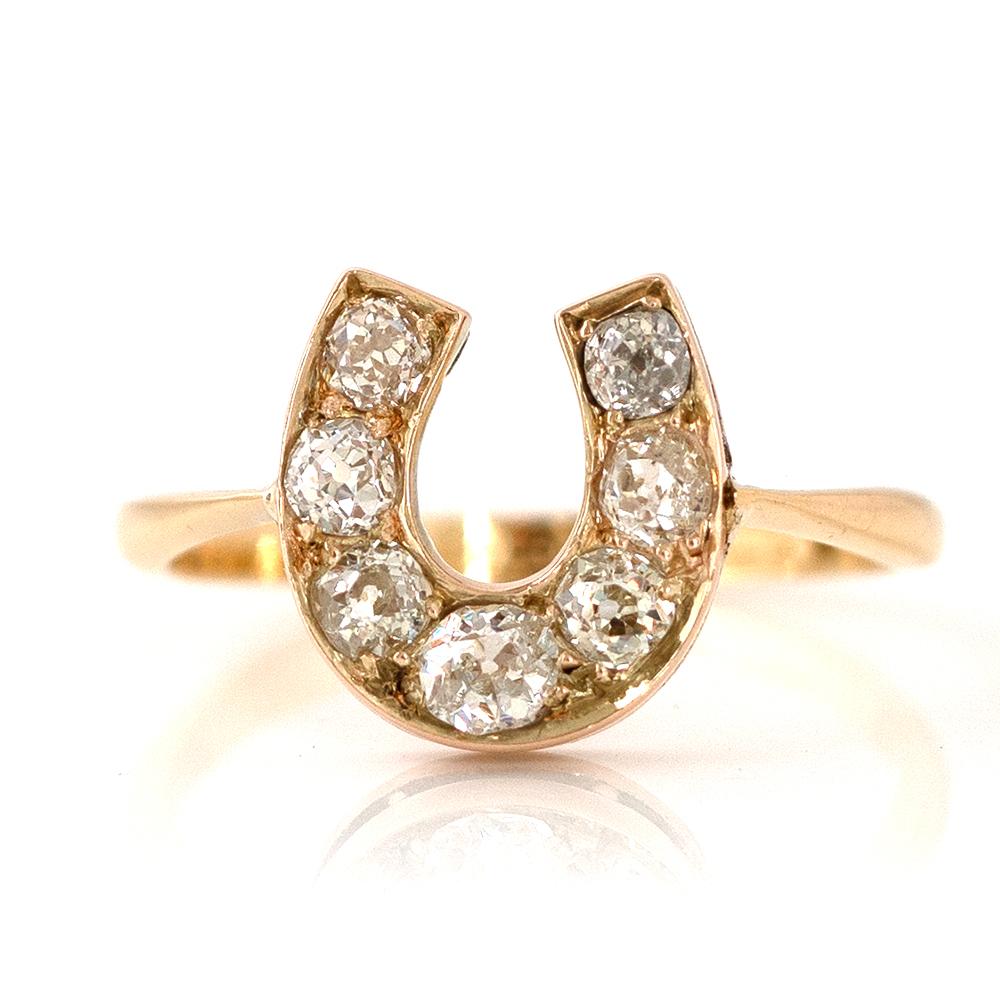 Ti presentiamo il nostro anello antico vittoriano con ferro di cavallo in oro 18ct. Questo anello unico presenta un ferro di cavallo splendidamente lavorato e ornato da sette diamanti antichi per un totale di 0,8 carati, ciascuno accuratamente