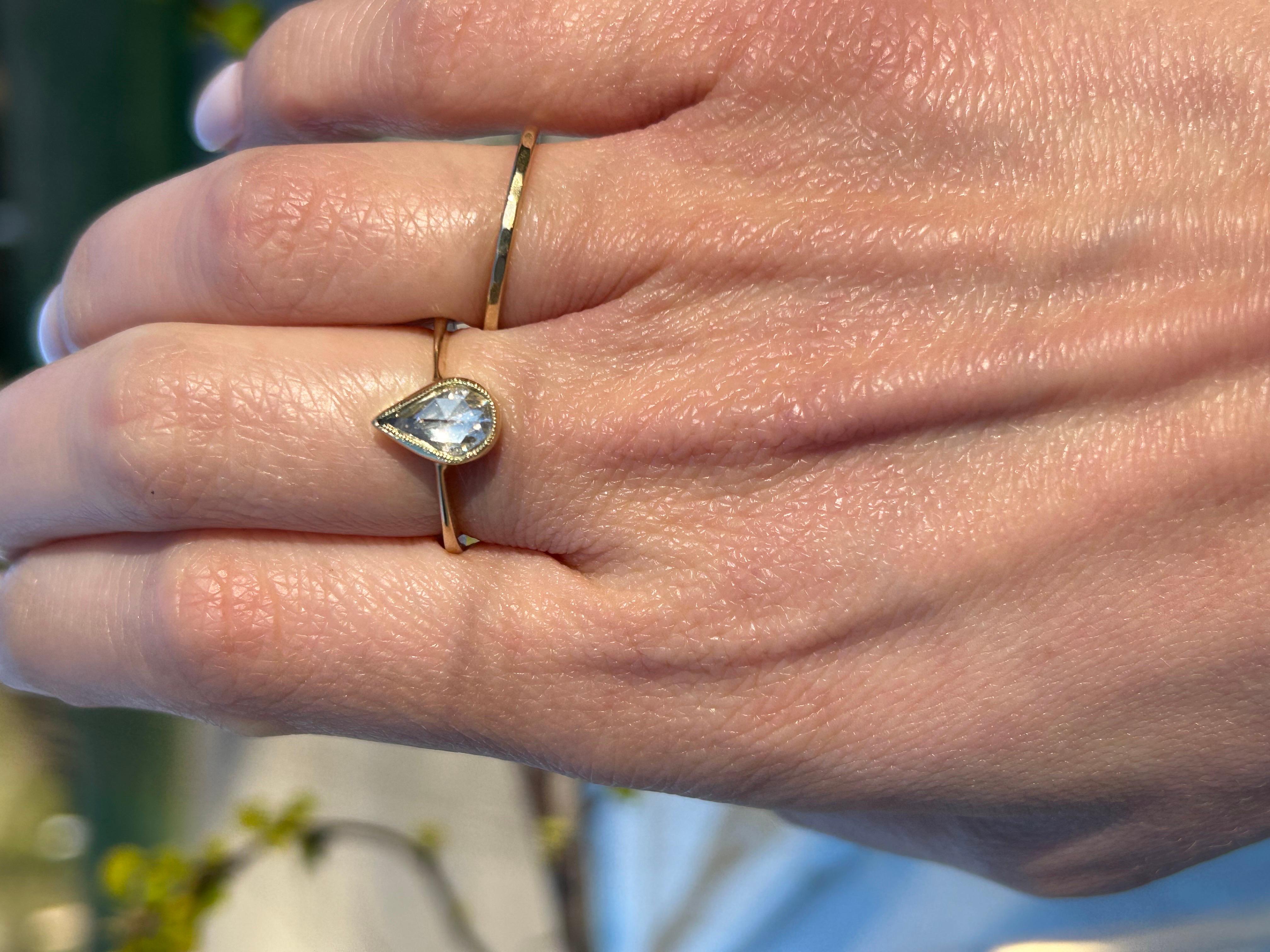 Ein birnenförmiger, antiker Diamant im Rosenschliff, veredelt mit 1. Karat, der die zeitlose Eleganz des viktorianischen Stils ausstrahlt. Dieser wunderschöne champagnerfarbene Edelstein mit einer Größe von 8,3 mm x 5,7 mm wurde sorgfältig aus einem