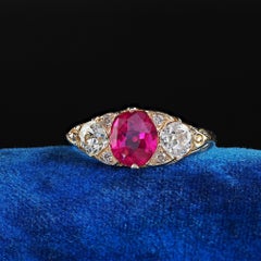 Bague victorienne ancienne en or 10/18 carats, sertie d'un rubis de Birmanie et de deux diamants « Old Euro » – AGL