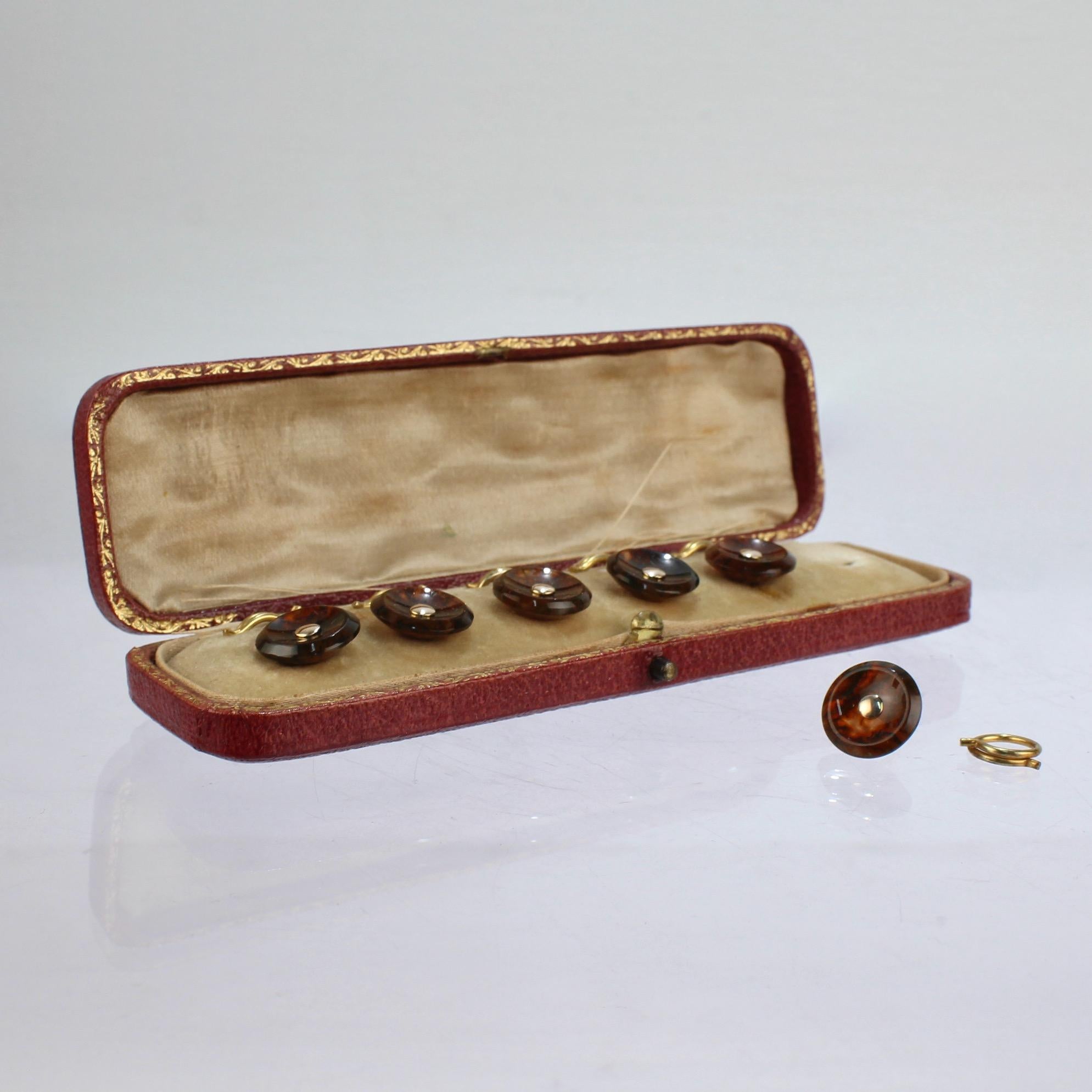 A very fine antique Victorian 10k gold & red moss agate shirt button set.

Round red moss agate buttons with round gold center and findings that come in its original fitted box.

A smart Victorian button set!

Date:
19th Century

Overall