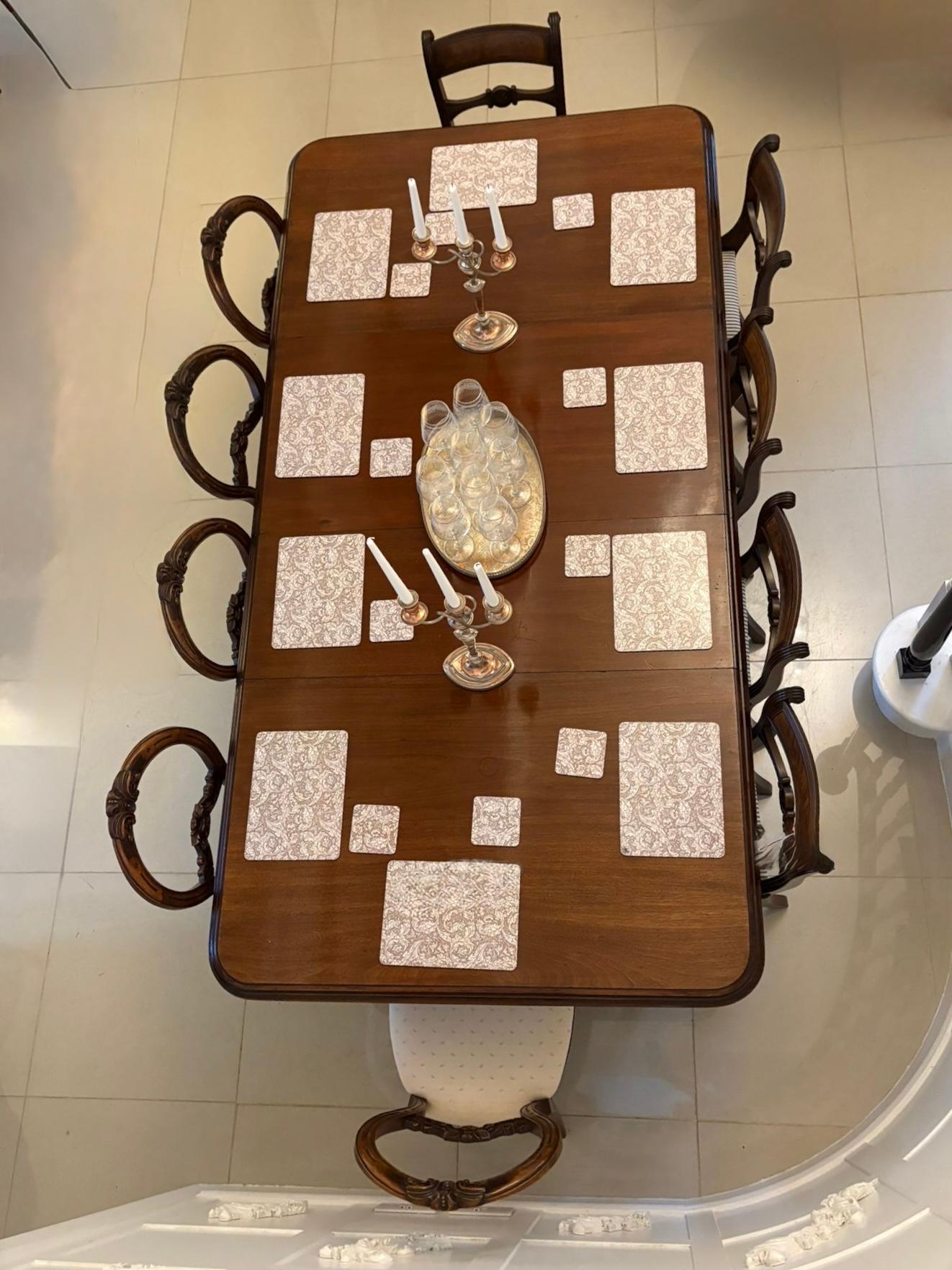 Antique Victorian 10 seater quality figured mahogany extending dining table having a quality figured mahogany top with a moulded edge and two original extra leaves, original winding mechanism and handle standing on glorious reeded carved tapering