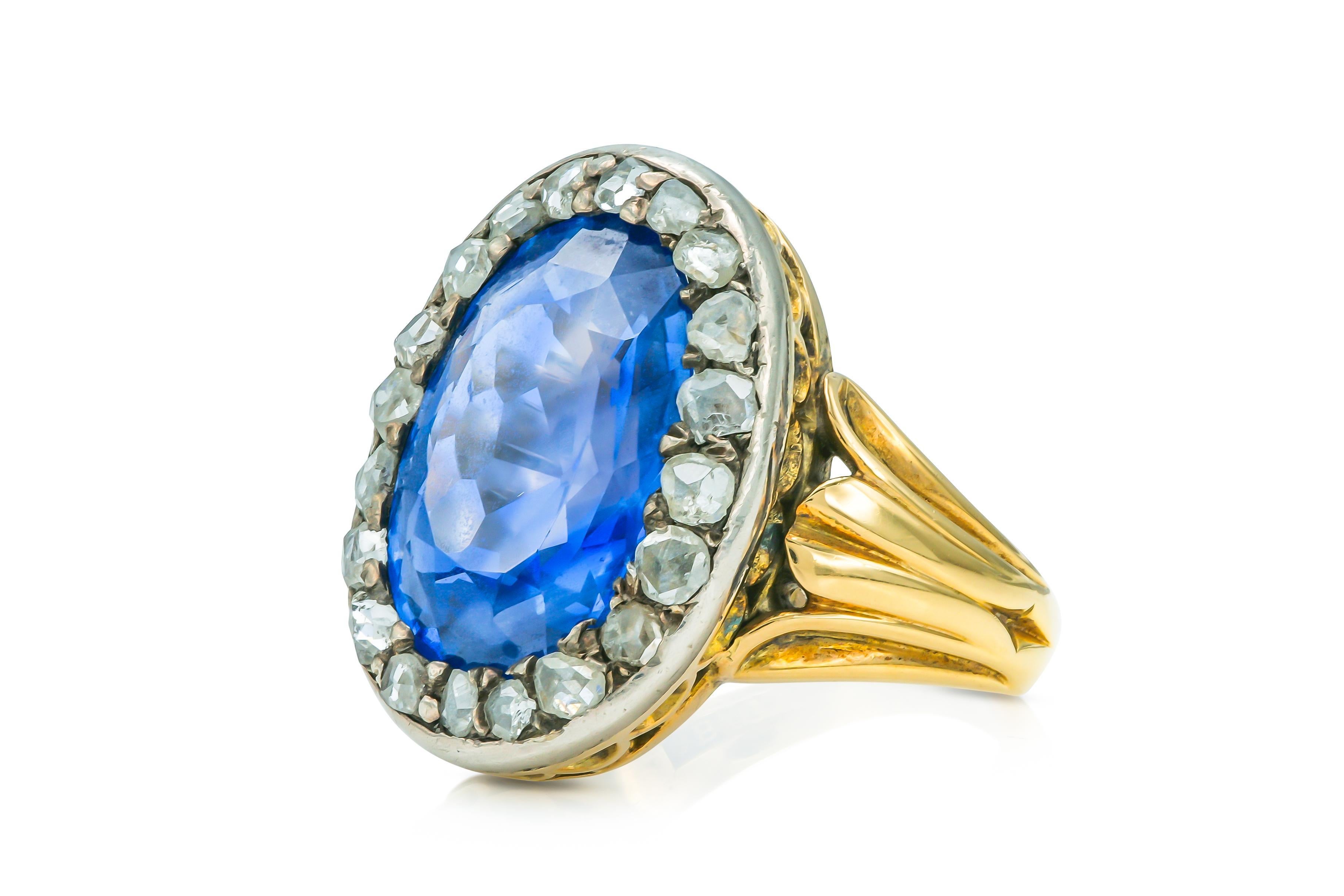 Finement réalisée en or jaune 18k et en platine avec un saphir de taille ovale pesant environ 10,00 carats, rehaussé d'un halo de diamants de taille rose pesant au total environ 1,00 carat.
Fin des années 1800.
Taille 4 3/4, redimensionnable