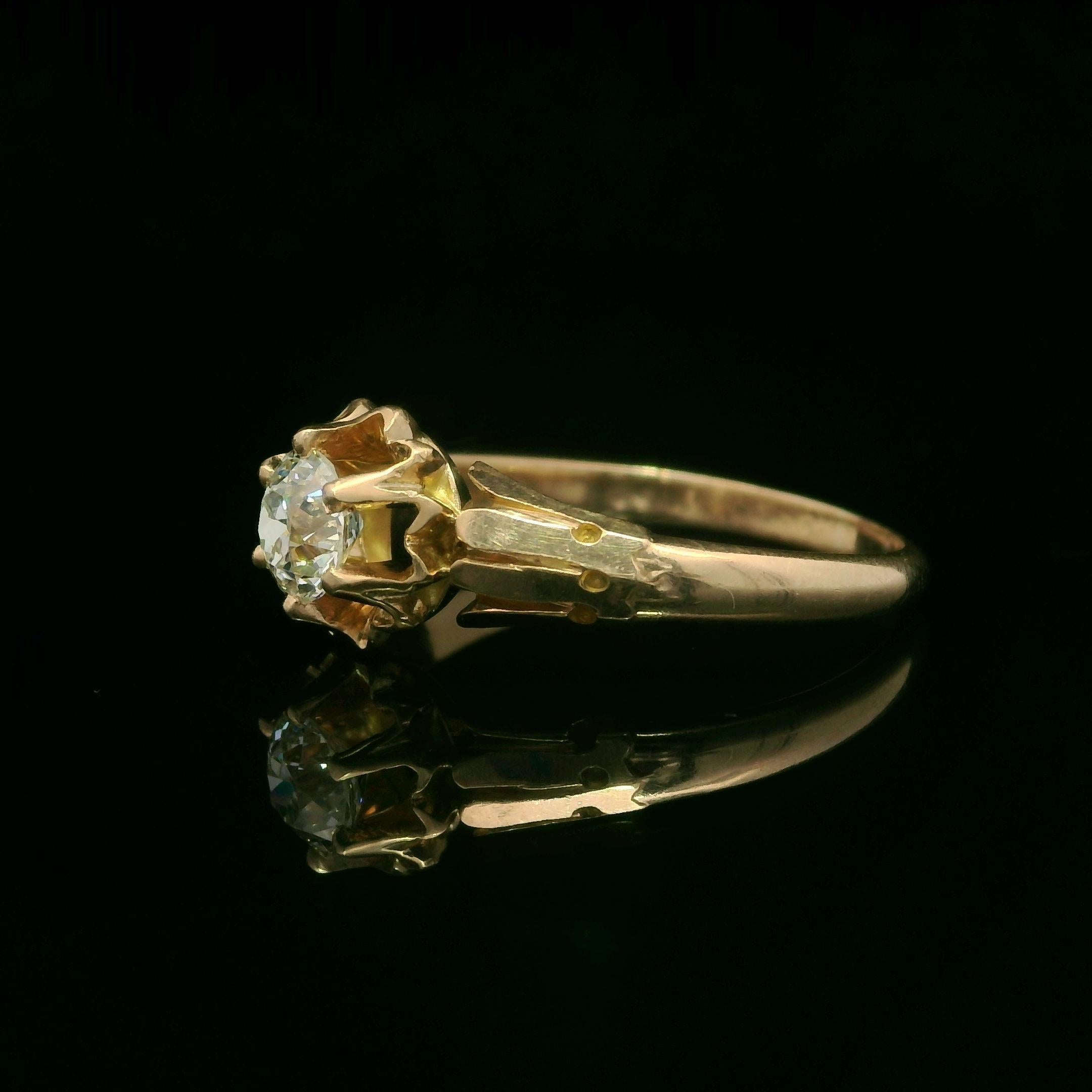 --Pierre(s) :...
(1) Diamant véritable naturel - taille européenne ancienne - serti multi-broches - couleur H - pureté VS2 - 4,9 mm - 0,48 ct (approx.)

MATERIAL : Or jaune rose 10k massif
Poids : 2.31 grammes
Taille de la bague : 7.0 (ajustée sur