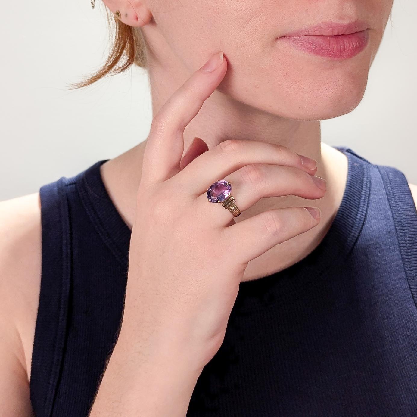 Un fino anillo victoriano antiguo.

En oro amarillo de 10 quilates.

Con una gema amatista de talla oval engastada.

El hombro con decoración grabada.

Marcado 10k y con un monograma grabado en el interior del vástago.

Sencillamente, ¡un