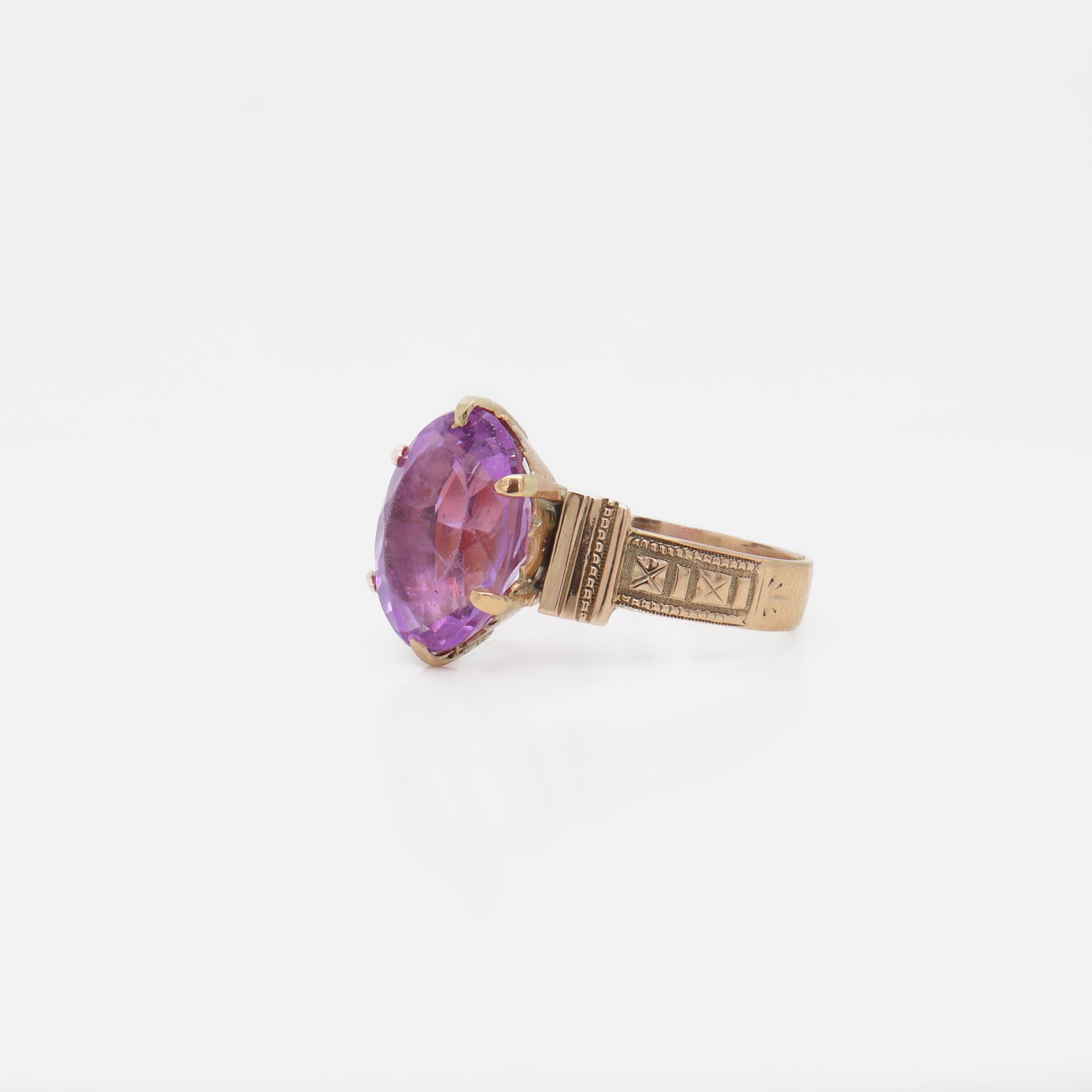 Anillo victoriano antiguo de oro de 10 quilates y amatista de talla ovalada en Bueno Estado en Philadelphia, PA