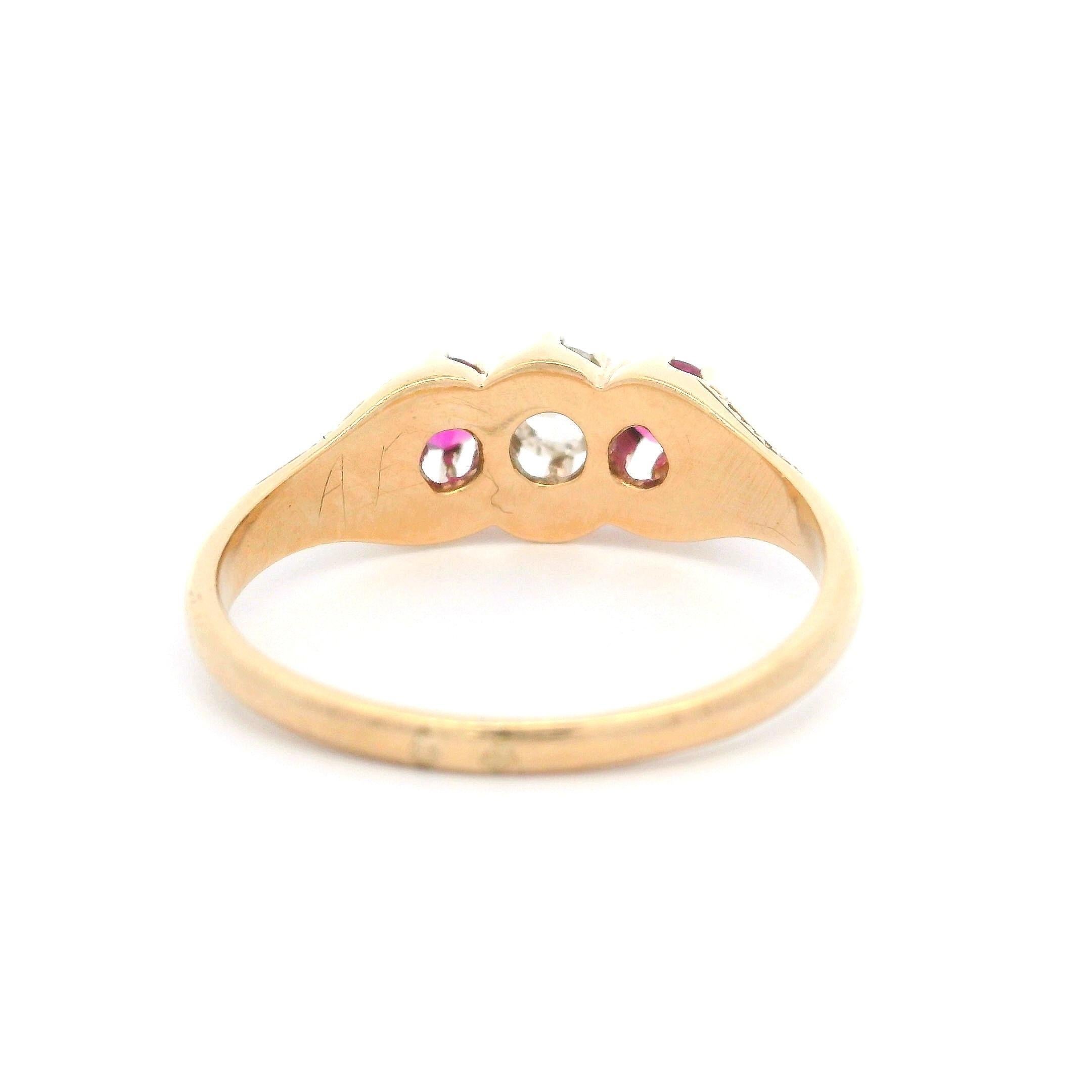 --Pierre(s) :...
(1) Diamants véritables naturels - taille ancienne - sertis - couleur J - pureté VS1 - 4,18 mm (approx.) - 0,25ctw (approx.)
(2) Pierres rouges - Taille ronde ancienne - Serti - Couleur rouge rosé - 3.45mm (approx.) 

Matériau :  Or