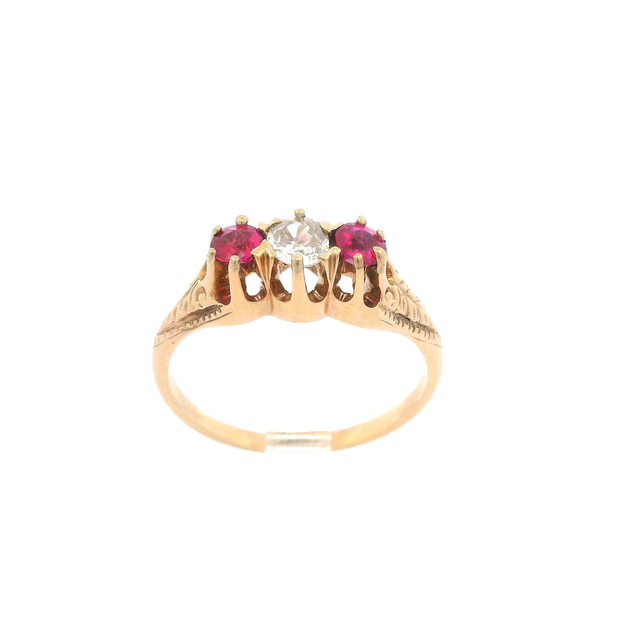 Victorien Bague cocktail victorienne ancienne en or jaune rosé 10 carats avec trois pierres en vente