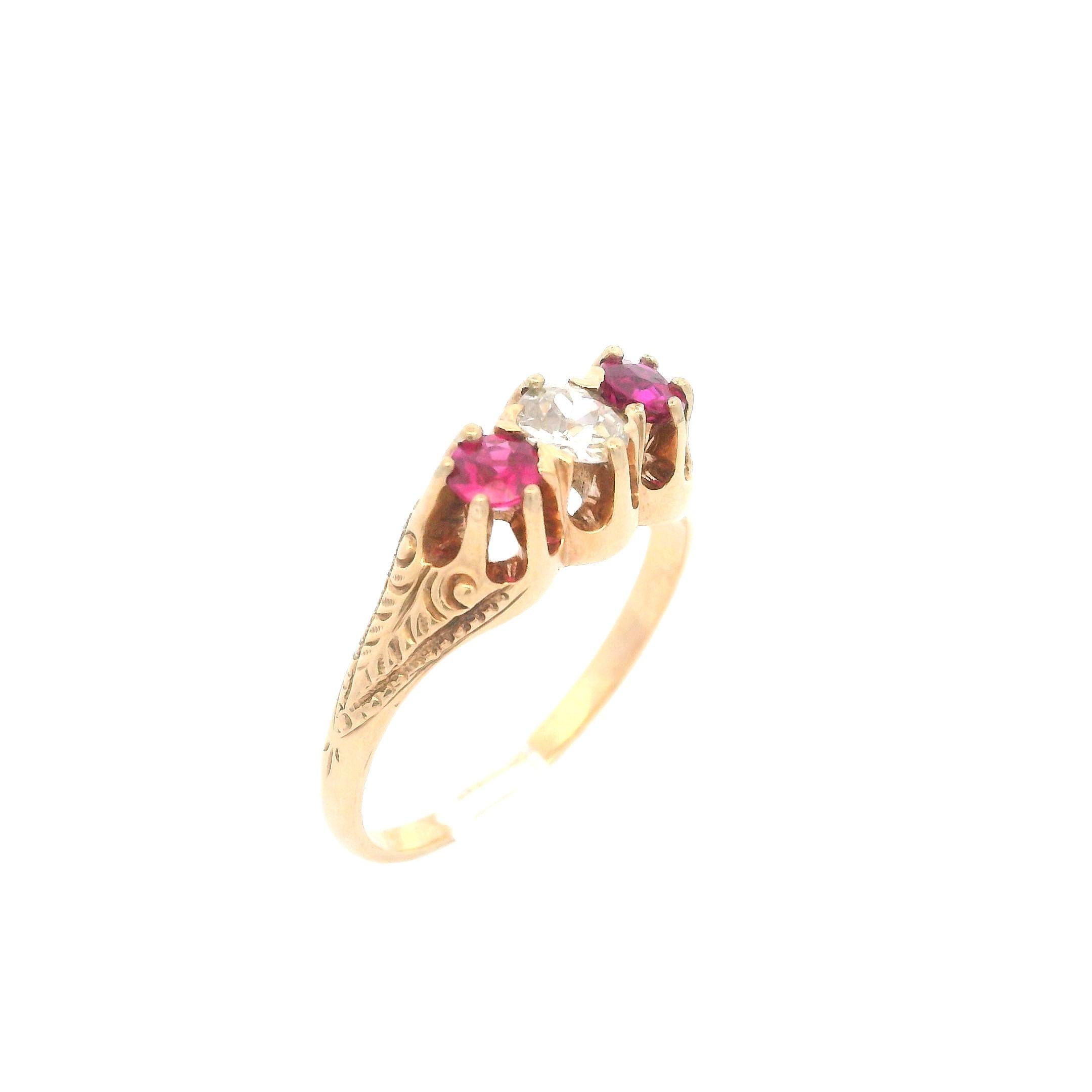 Taille vieille mine Bague cocktail victorienne ancienne en or jaune rosé 10 carats avec trois pierres en vente