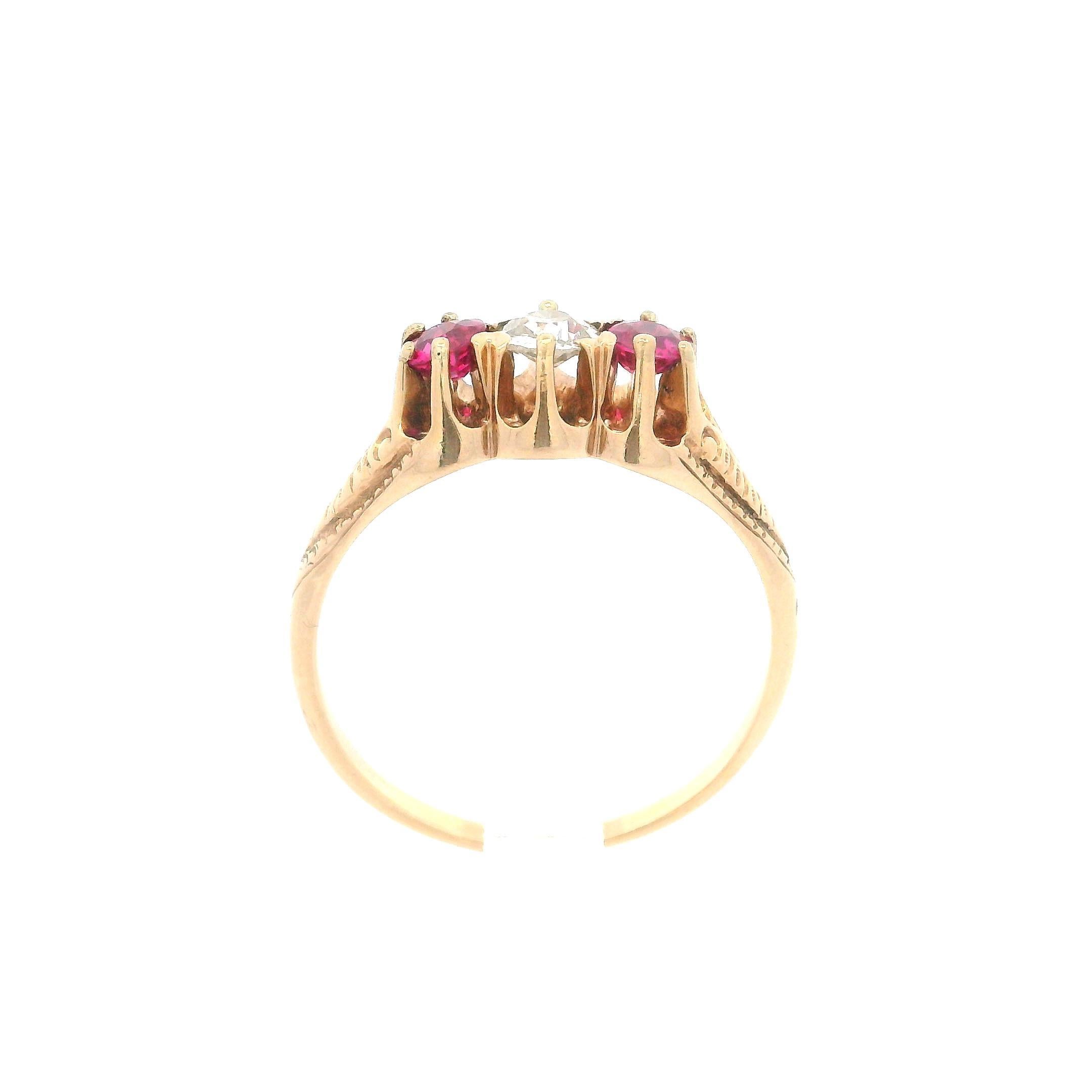 Bague cocktail victorienne ancienne en or jaune rosé 10 carats avec trois pierres Excellent état - En vente à Montclair, NJ