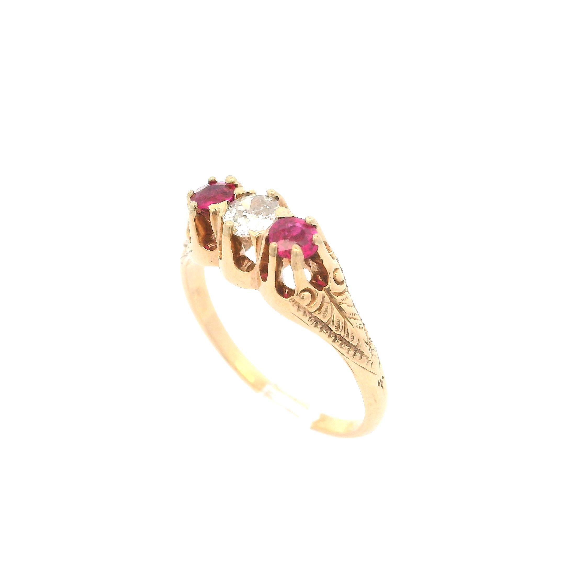 Bague cocktail victorienne ancienne en or jaune rosé 10 carats avec trois pierres Pour femmes en vente