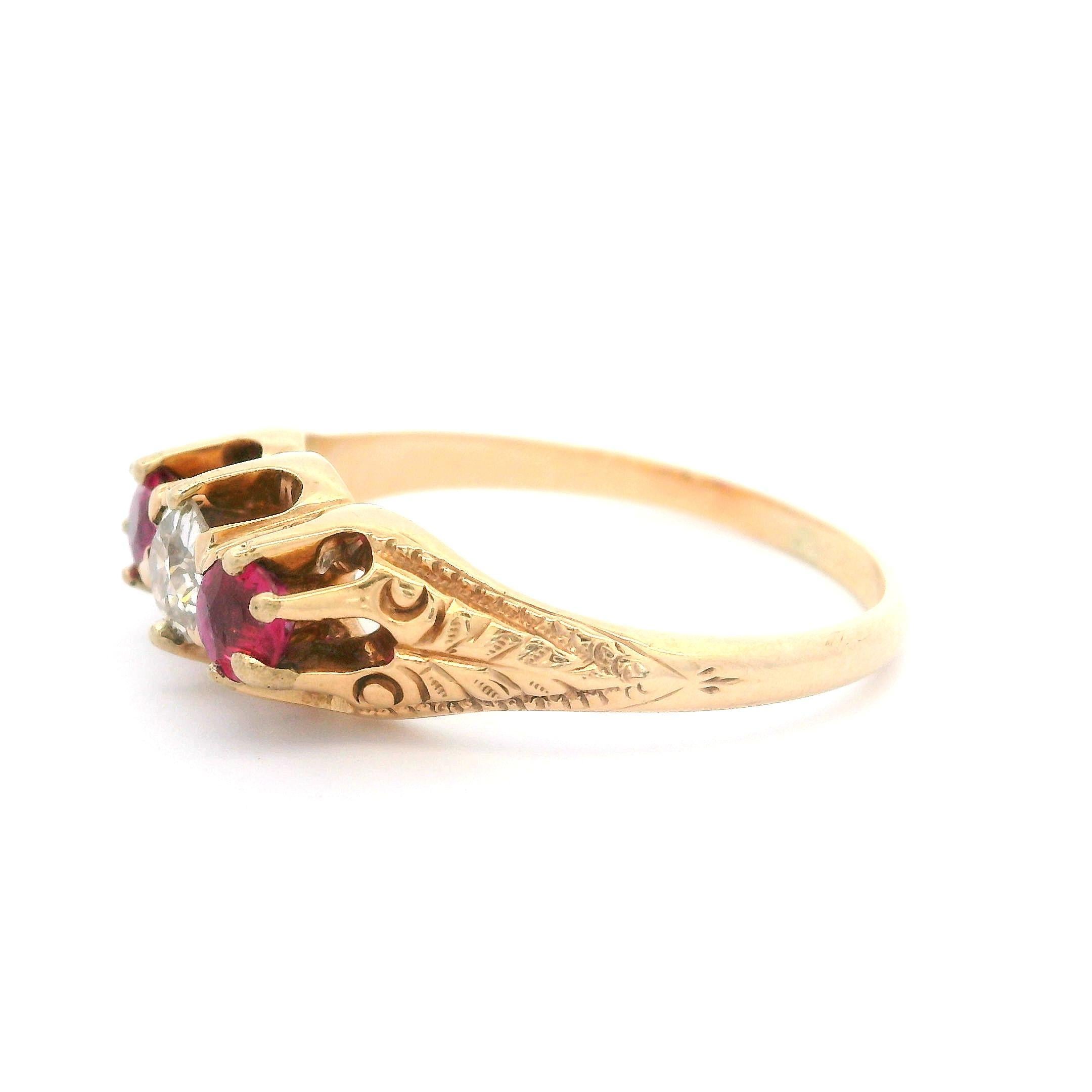 Bague cocktail victorienne ancienne en or jaune rosé 10 carats avec trois pierres en vente 1