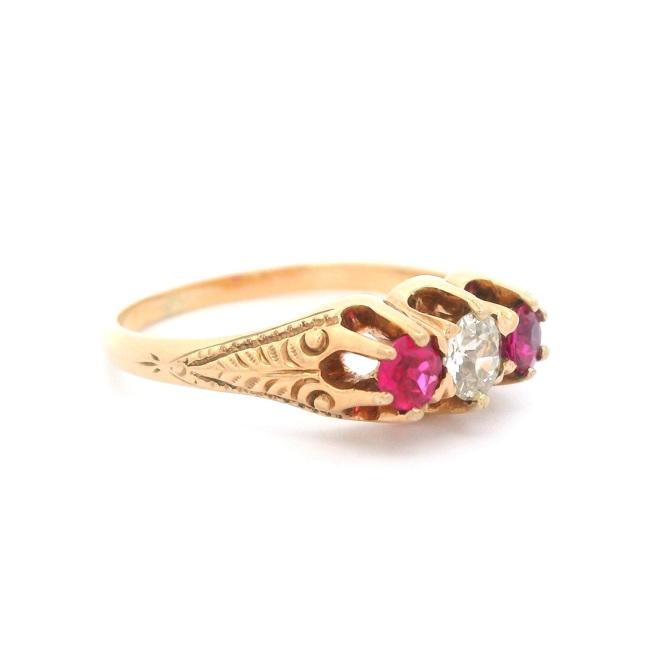 Bague cocktail victorienne ancienne en or jaune rosé 10 carats avec trois pierres en vente 2