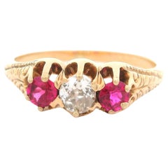 Antiker viktorianischer 10k Rosy Gelbgold Diamant-Cocktailring mit drei Steinen
