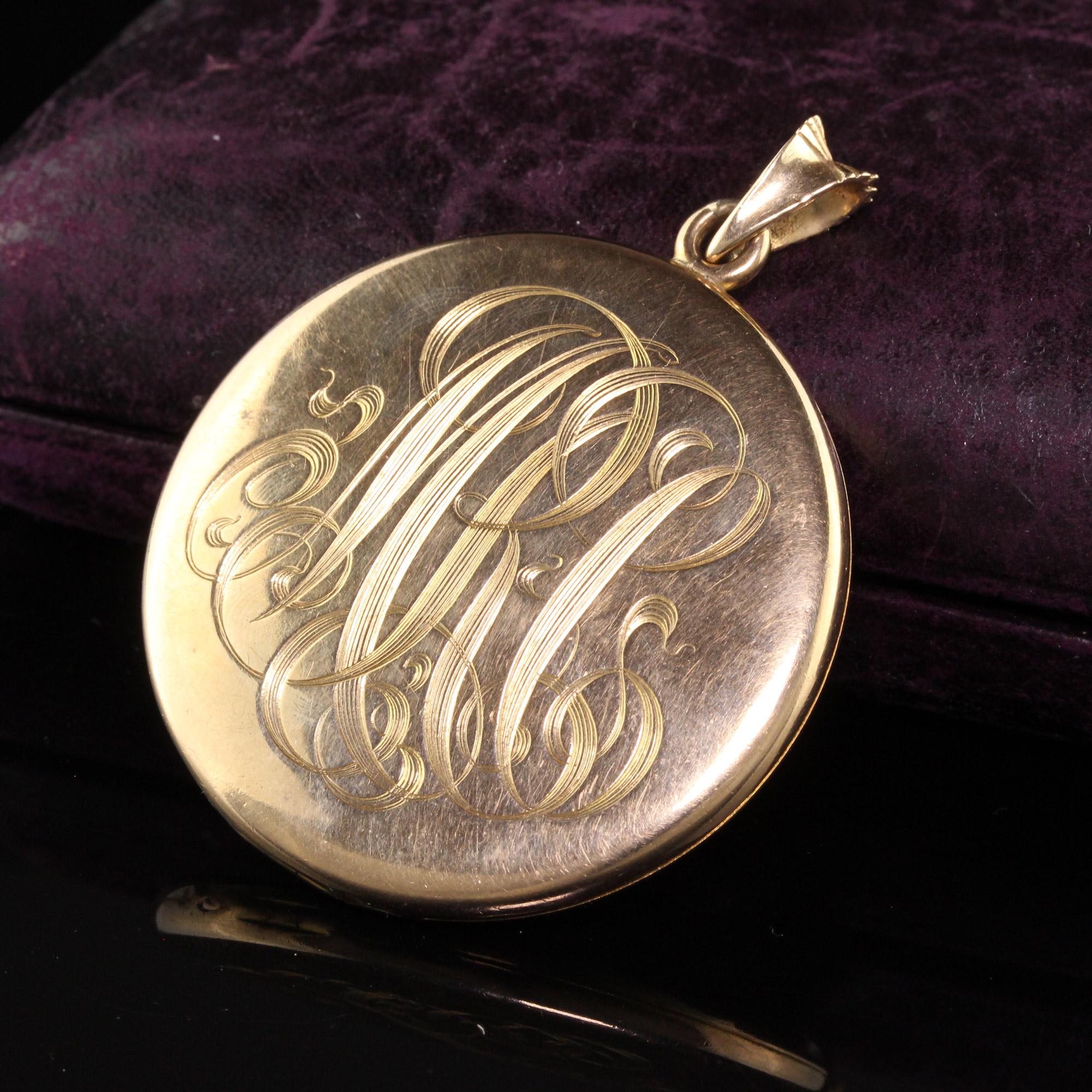 Victorien Antique médaillon victorien en or jaune 10 carats avec monogramme d'améthyste en vente