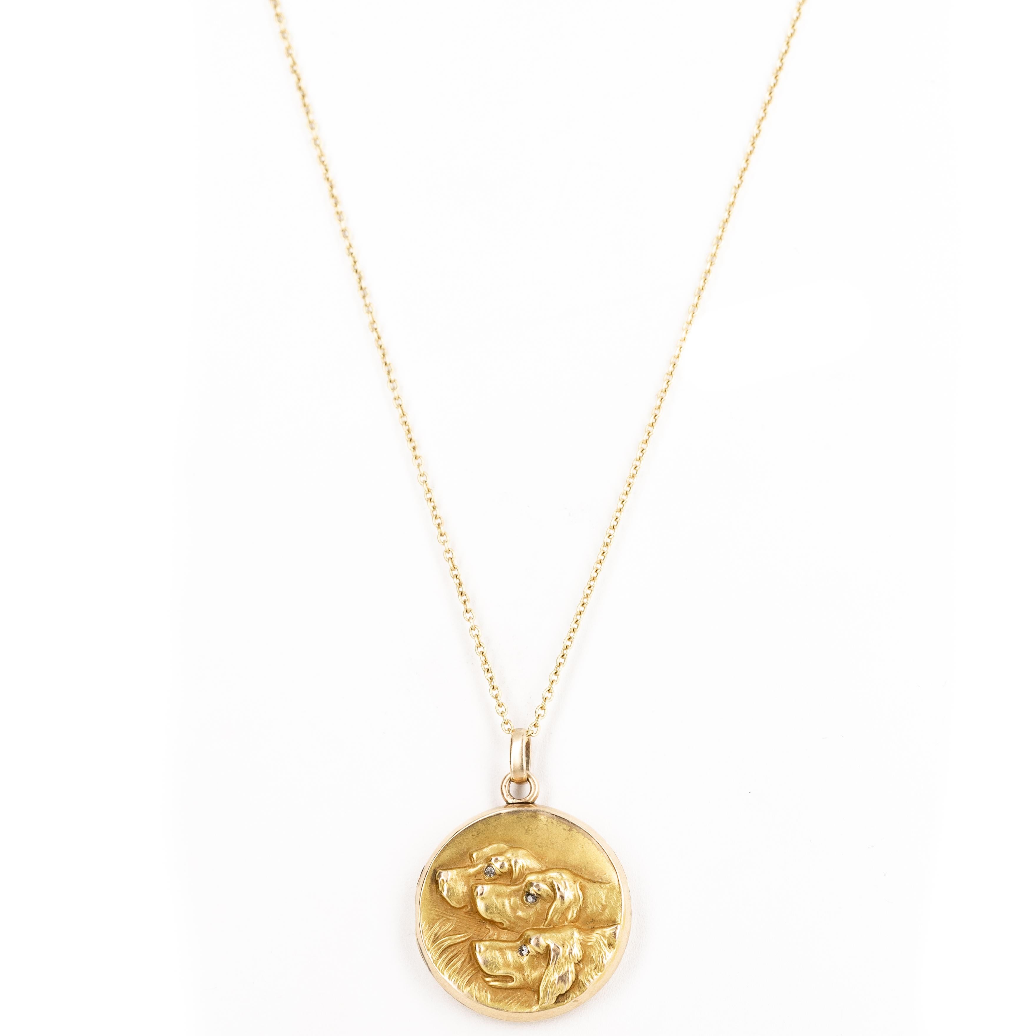 Taille simple Antique Victorian 10K Yellow Gold Diamond Dog Trio Locket Necklace en vente