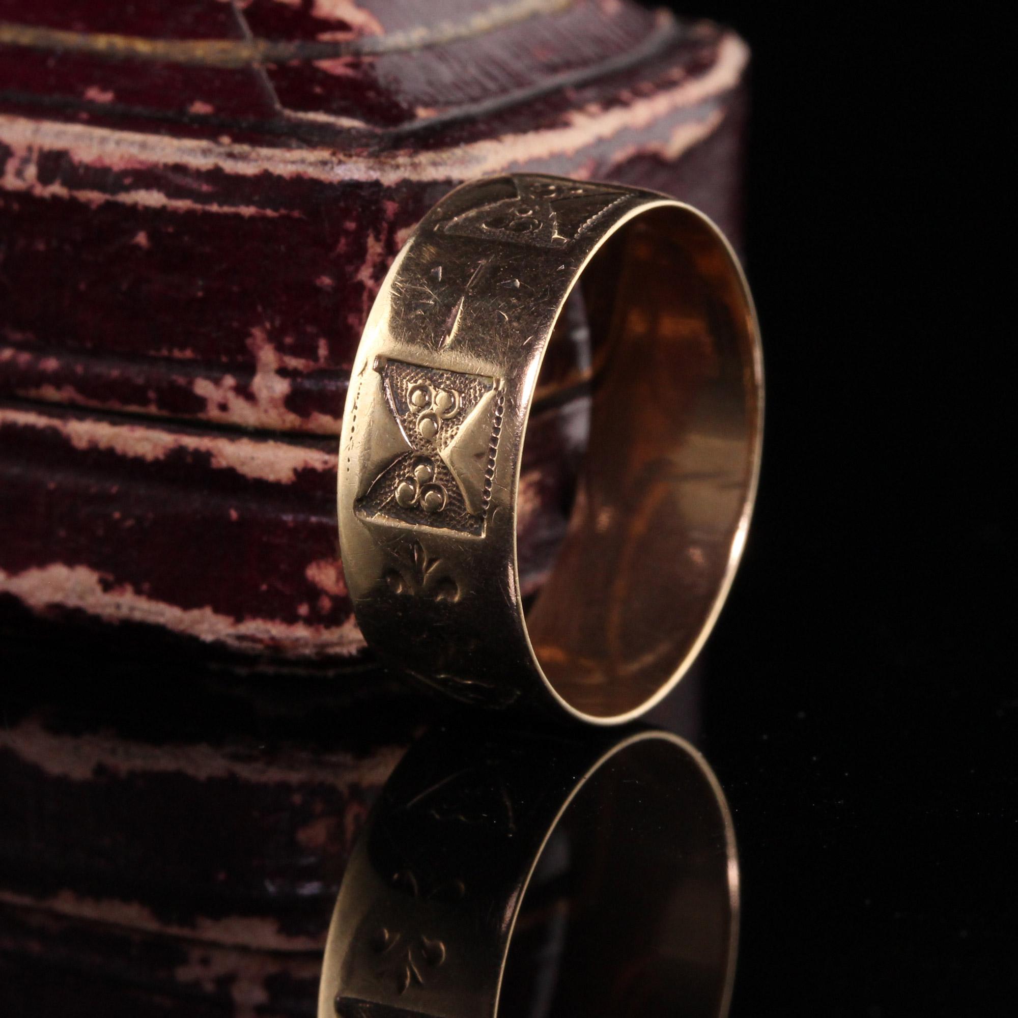 Antique Victorian 10K Yellow Gold Engraved Wide Band Wedding Ring In Good Condition For Sale In Great Neck, NY