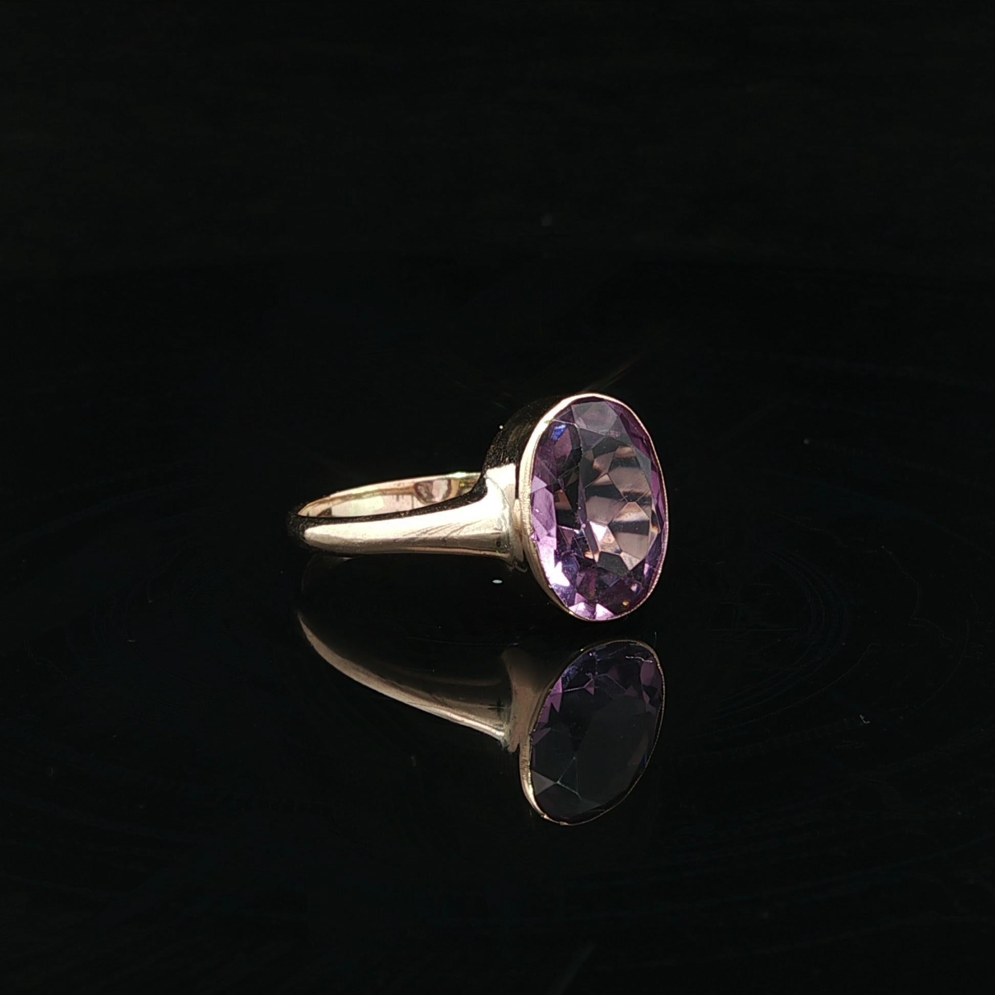 Victorien Ancienne bague victorienne en or jaune 10k à chaton ovale et solitaire en améthyste en vente