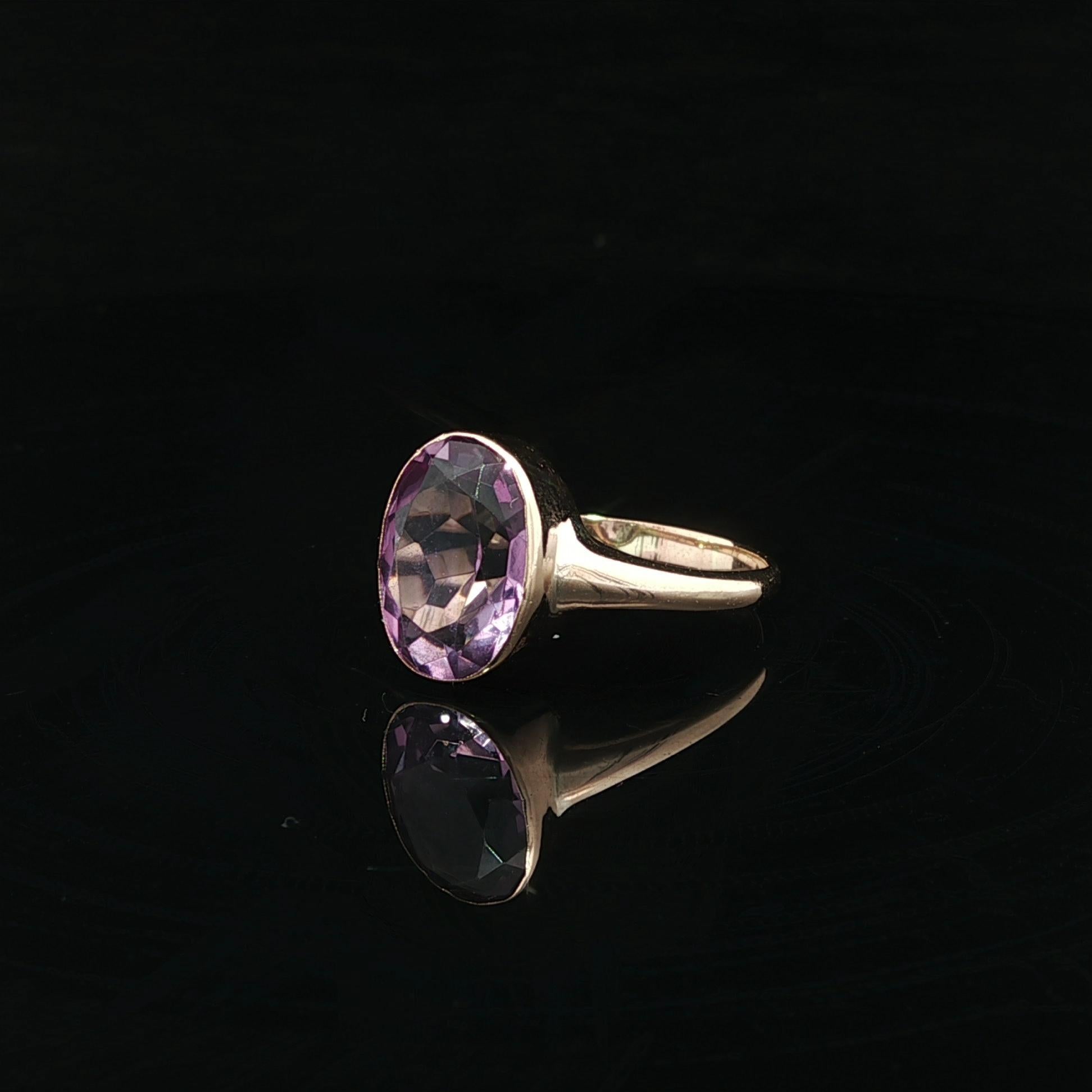 Taille brillant Ancienne bague victorienne en or jaune 10k à chaton ovale et solitaire en améthyste en vente