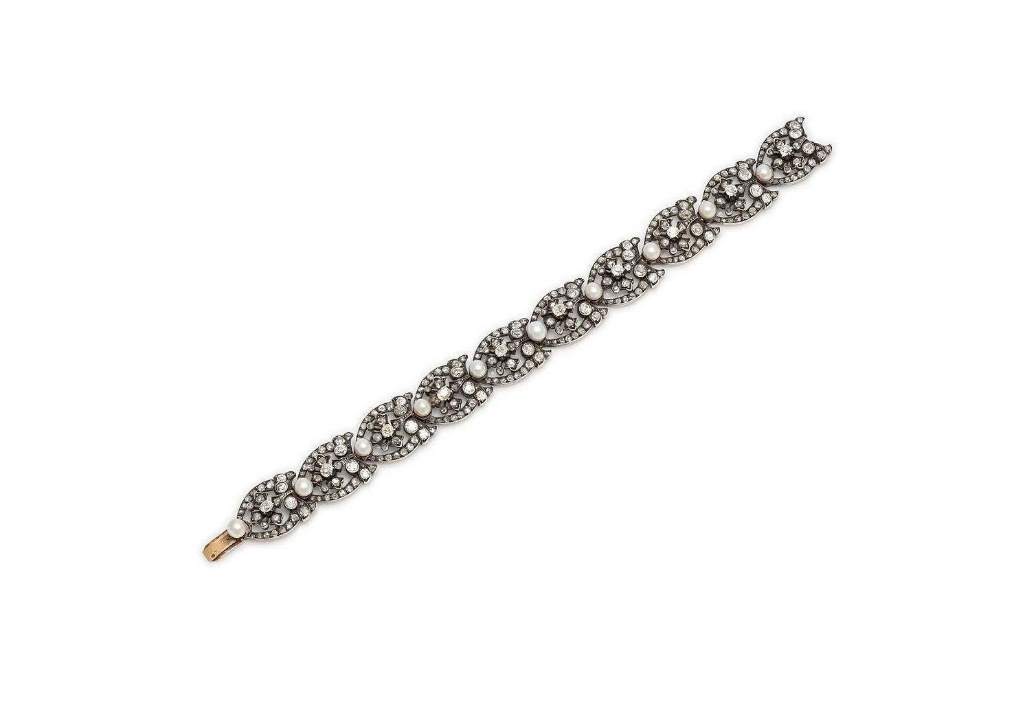 Finement travaillée en argent sur or avec des diamants de taille Old Mine, Old European et Rose, pesant environ 11,00 carats au total.
Le bracelet comporte 10 perles.
Fabriqué en France
Circa late 1800sTaille 7 3/4 inches