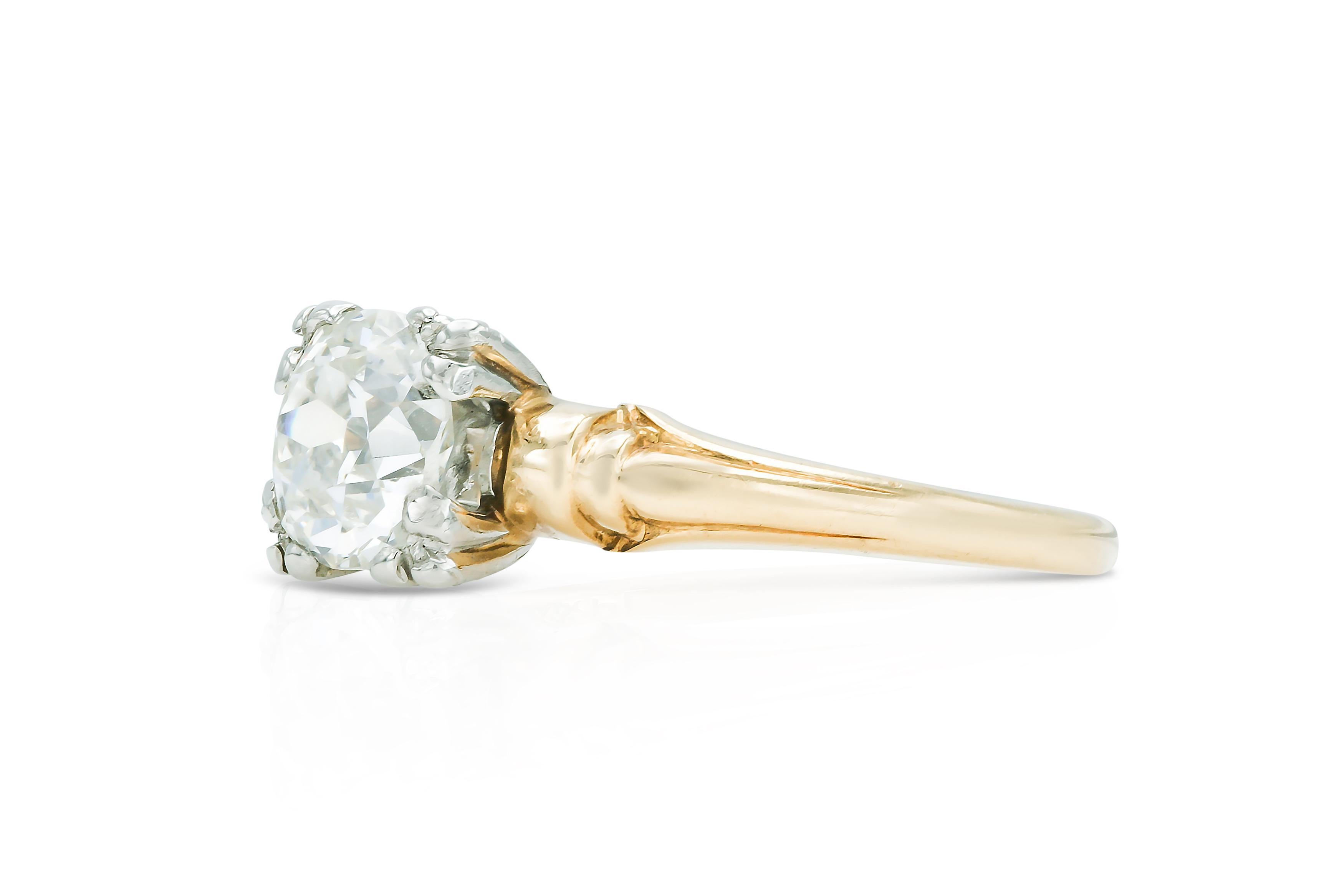 Fein gearbeitet in 14 Karat Gelbgold und Platin mit einem Diamanten im Old Mine-Schliff mit einem Gewicht von ca. 1,20 Karat.
CIRCA Ende 1800
Größe 6 1/4, größenverstellbar