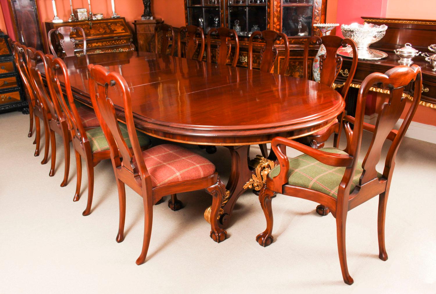 Fantastique table de salle à manger victorienne à deux piédestaux, en acajou et doré, portant la marque imprimée des célèbres ébénistes et détaillants Wylie & Lochhead, et datant d'environ 1850.
La table de forme ovale est fabriquée en acajou massif