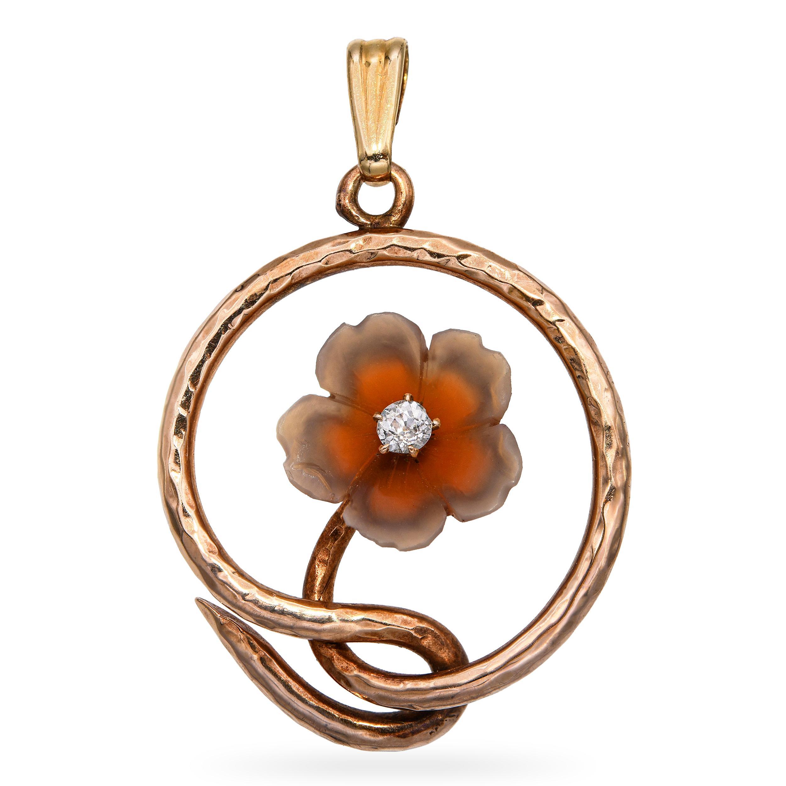 Ce pendentif antique est magnifiquement réalisé en or jaune 12 carats et présente une fleur d'agate finement sculptée, rehaussée d'un diamant étincelant au centre. Les tons naturels de l'agate donnent à la fleur une profondeur et une texture
