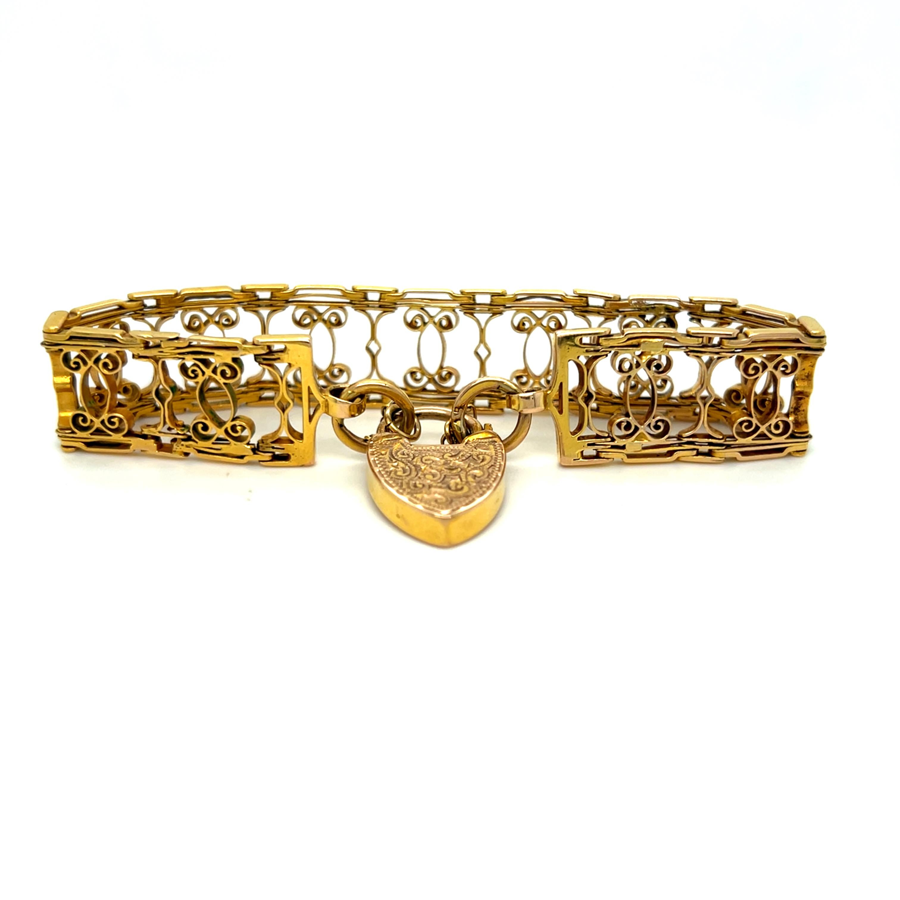 Vittoriano Antico bracciale vittoriano a volute in oro giallo 12K Bracciale con lucchetto a cuore. in vendita
