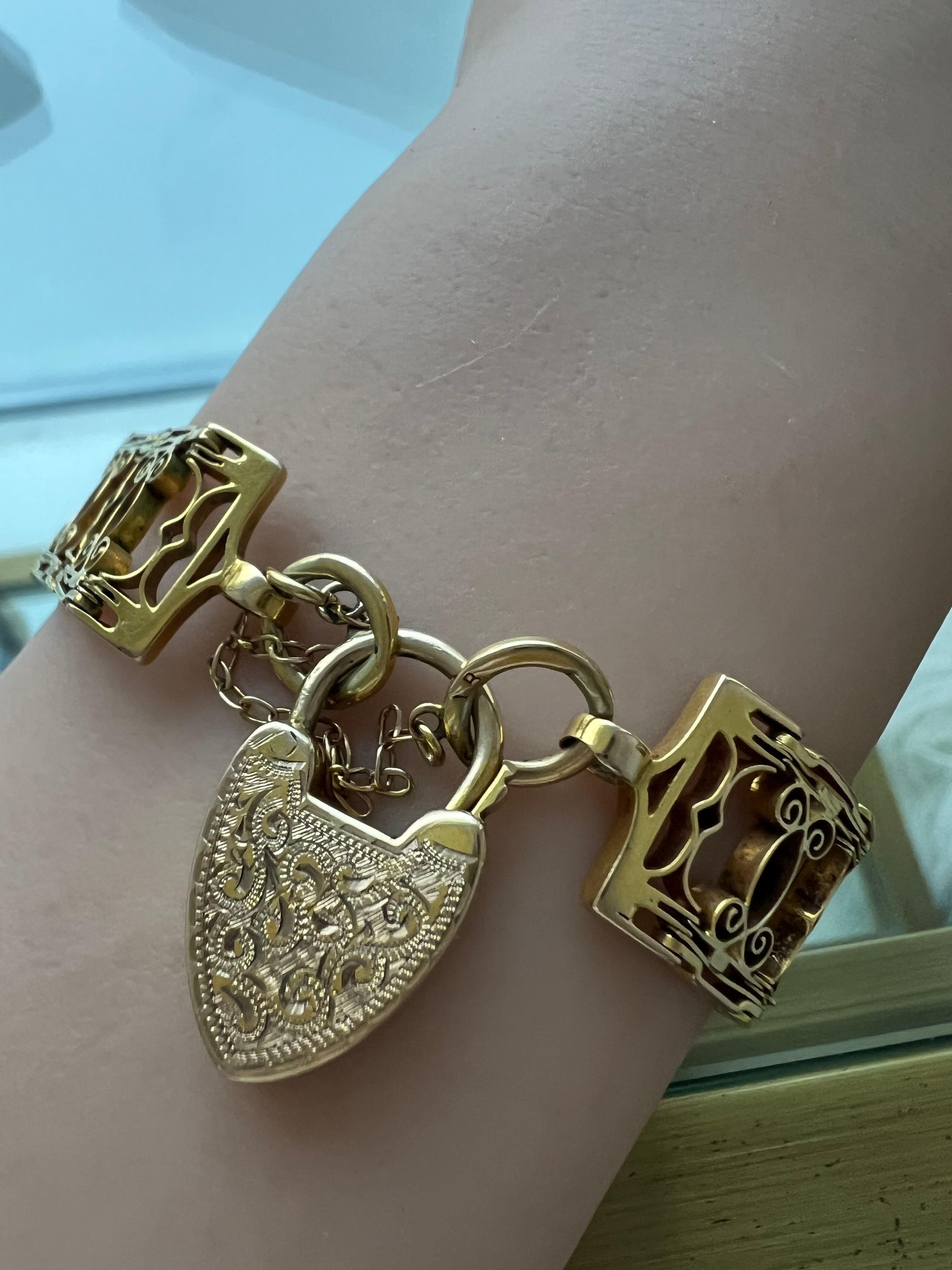 Antico bracciale vittoriano a volute in oro giallo 12K Bracciale con lucchetto a cuore. In condizioni buone in vendita a San Francisco, CA
