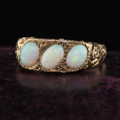 Ancienne bague cocktail victorienne en or jaune 12 carats gravée à trois pierres en opale