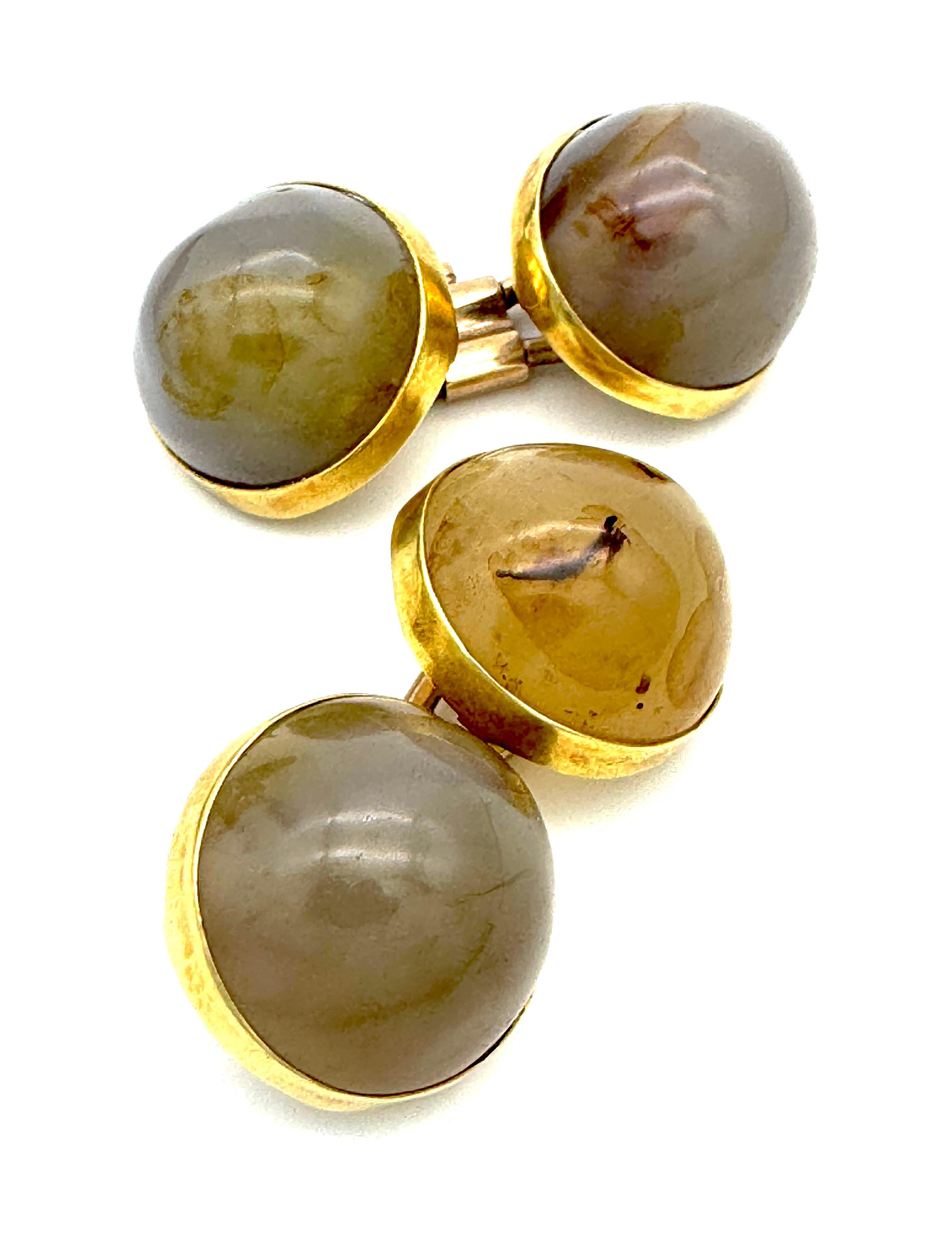 Quatre boutons victoriens en or et cabochon d'agate  sont reliées par un mécanisme en or qui s'ouvre et se ferme par clipsage. Il permet de porter plus facilement les cabochons d'agate qui sont assez grands.
Les cabochons d'agate ont tous des