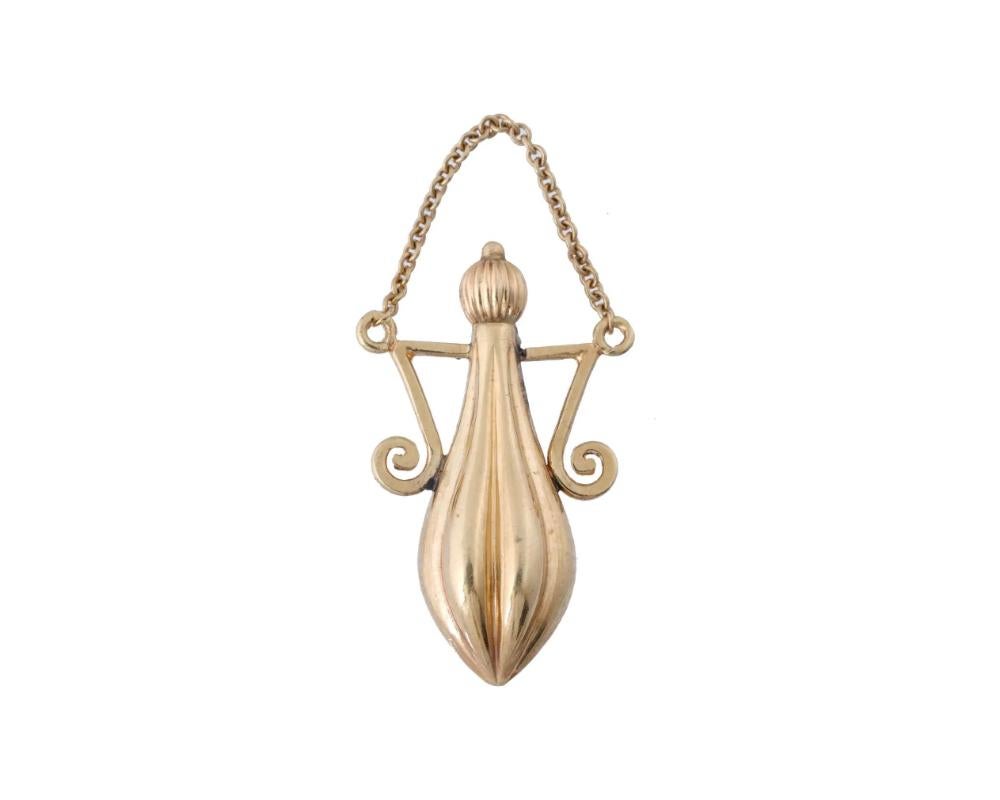 Un ancien flacon de parfum victorien en or 14 carats de forme lobée et bulbeuse, vers le milieu du 19e siècle. Livré avec un bouchon. Une chaîne séparée est prévue pour utiliser la pièce comme accessoire. Non marqué. Bijoux de collection de l'époque