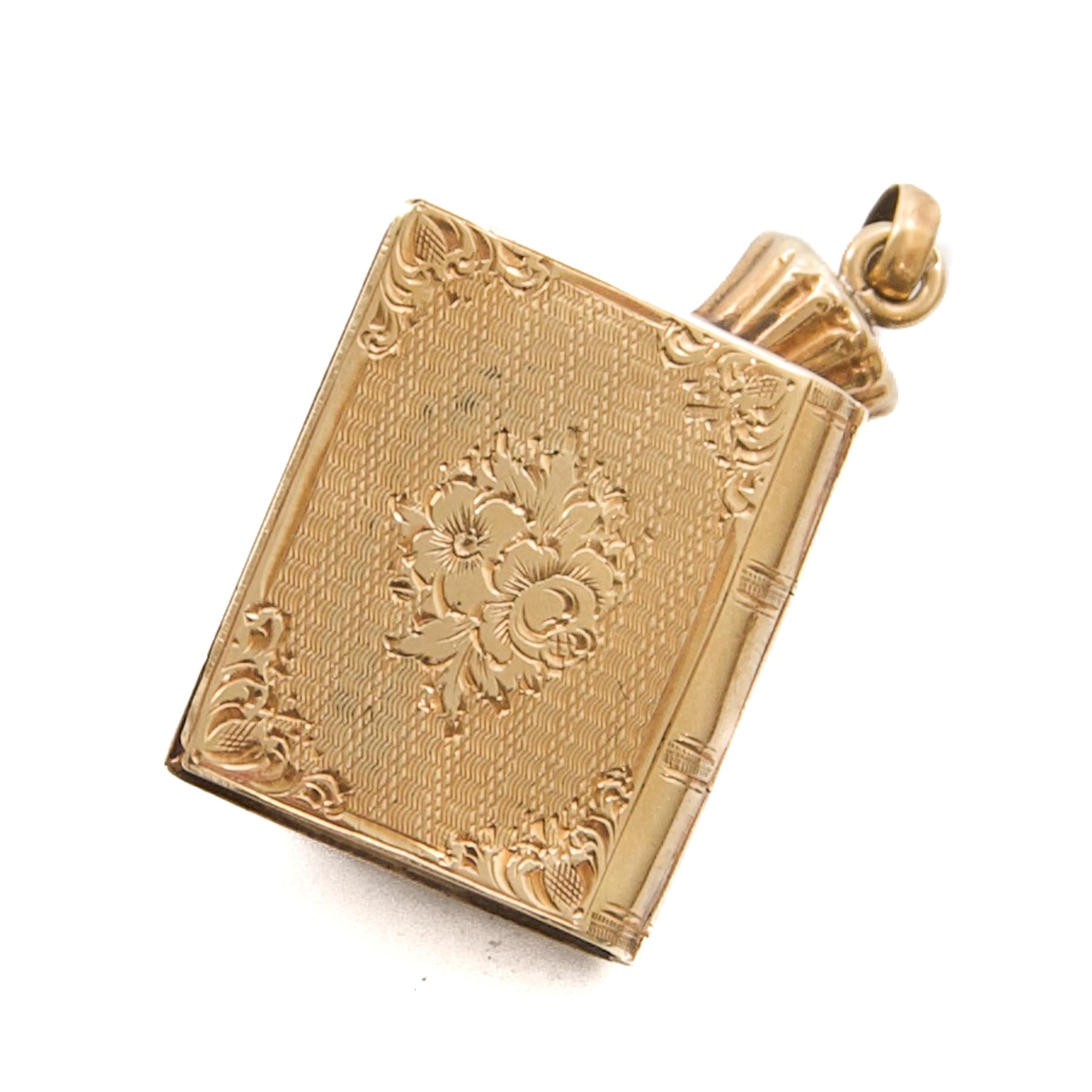Antico ciondolo a forma di libro in oro 14 carati vittoriano con mano in onice in vendita 5