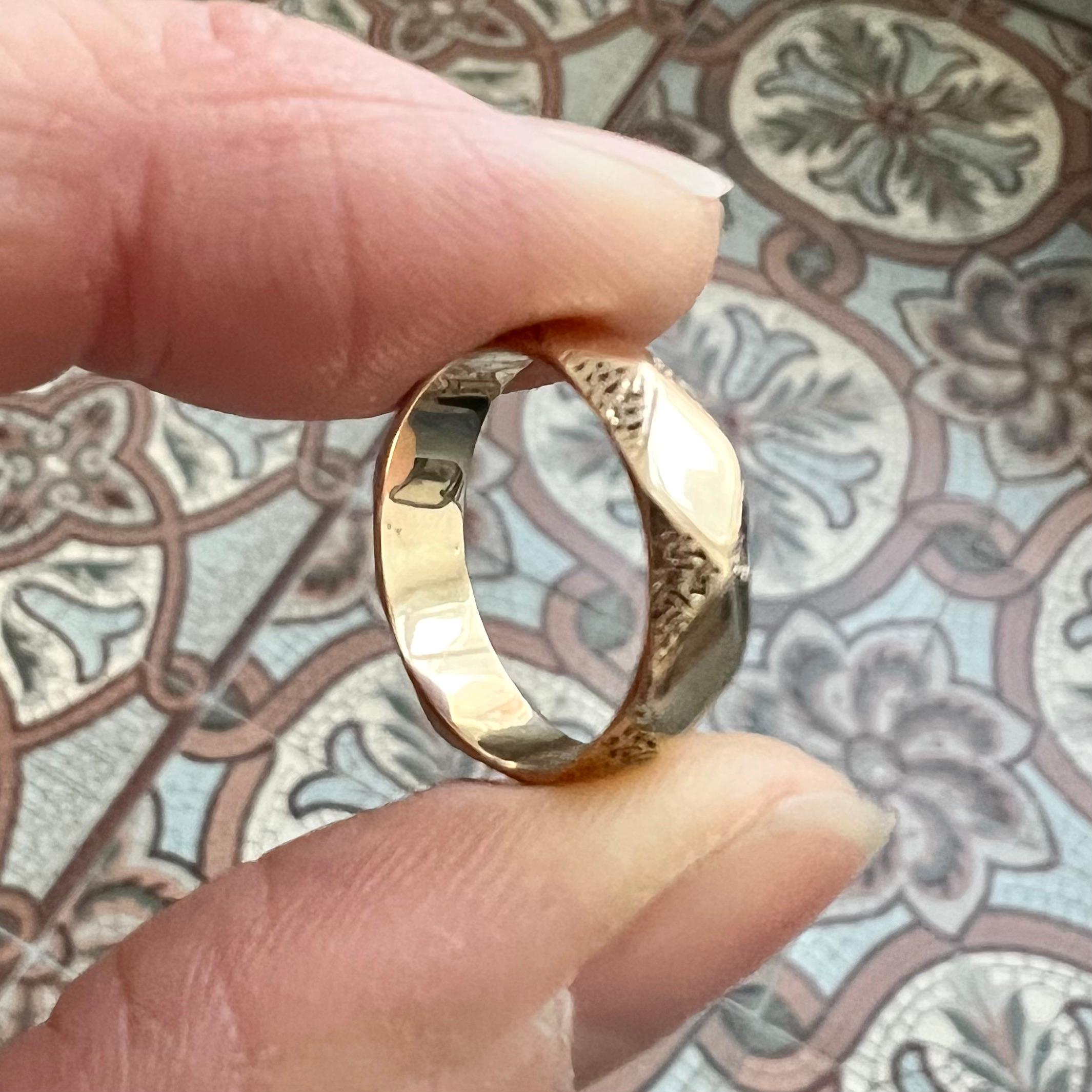 Ce magnifique anneau d'auriculaire de l'époque victorienne est un bel exemple de l'artisanat du XIXe siècle, réalisé en or jaune 14 carats massif. Le bracelet présente un motif de diamant gravé magnifiquement équilibré, avec une alternance de