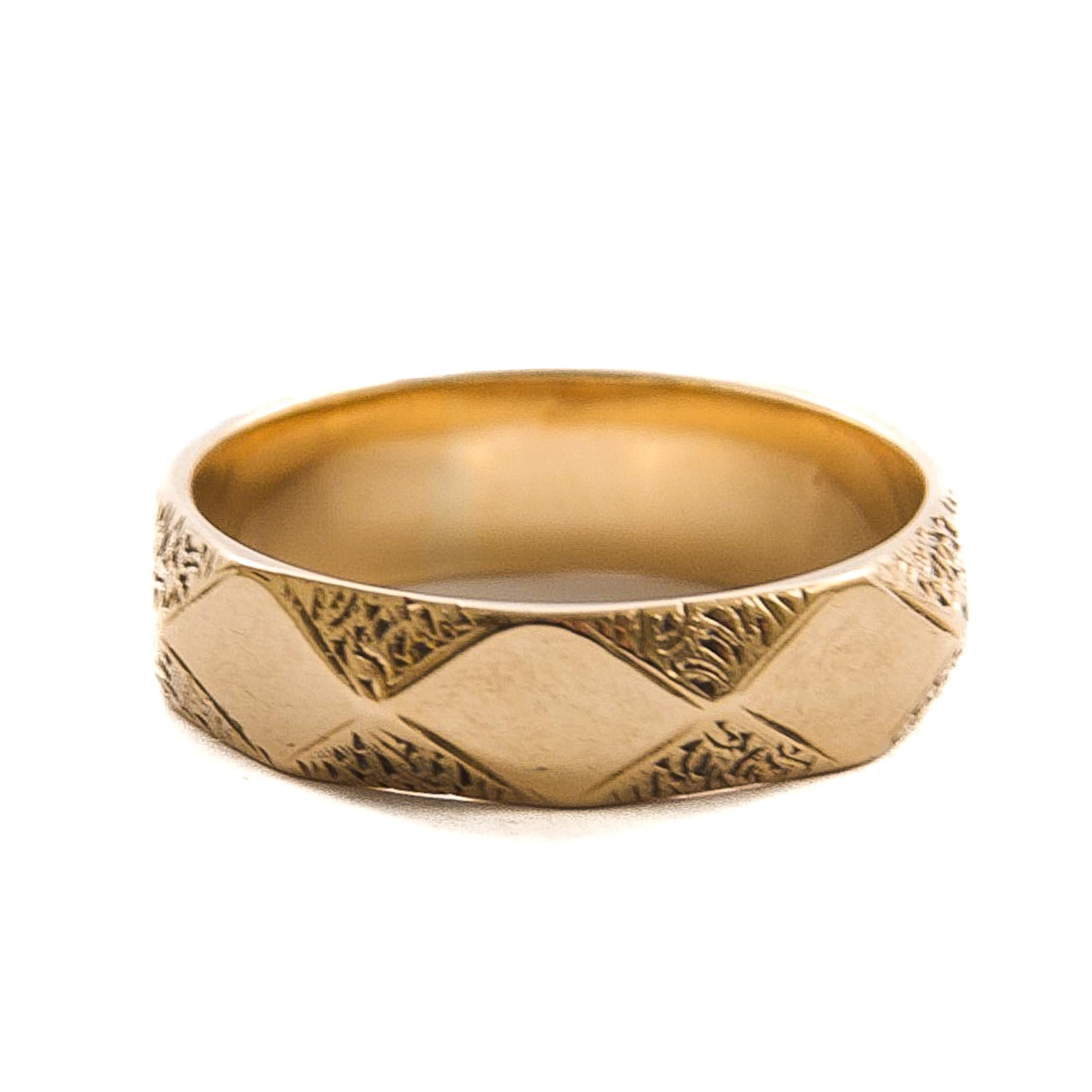 Bague jonc victorienne ancienne rose texturée en or 14 carats Unisexe en vente