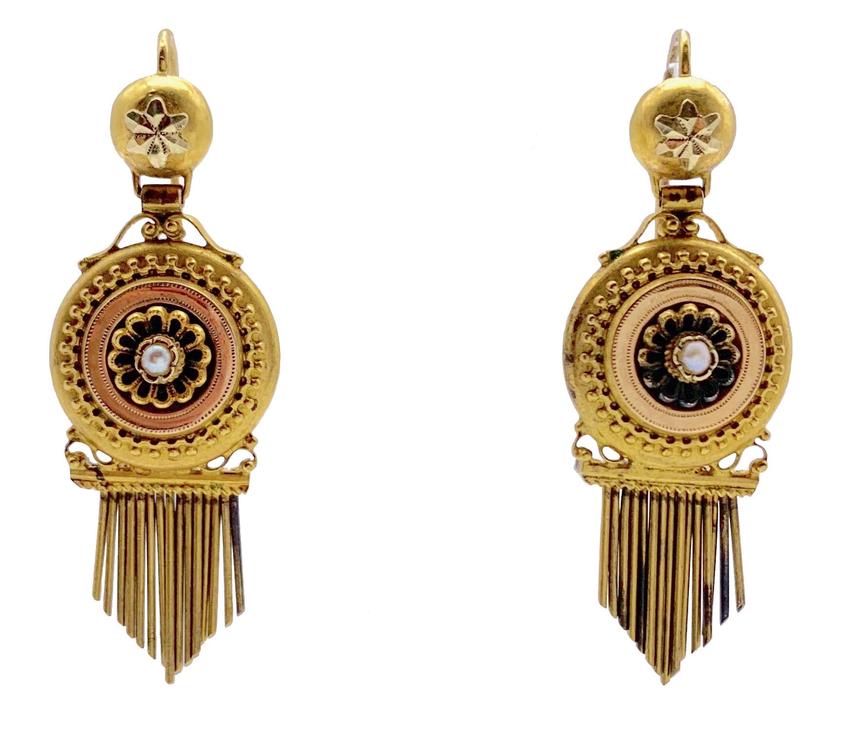 This elegant pair of earrings is timeless and can be worn with ease. The dangling, articulated delicate rods have particular charm.
The earrings are in their original condition and will benefit from a professional cleaning before they start their