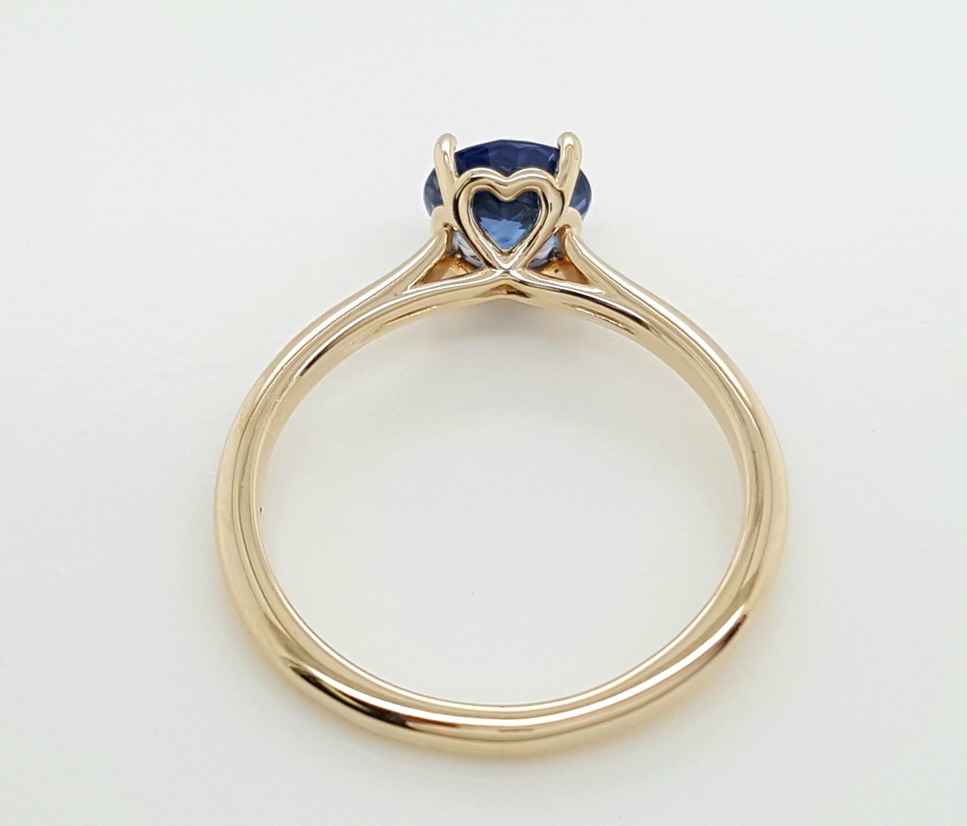 Antique Victorian 14 Karat Yellow Gold Ceylon Sapphire Vintage Solitaire In Excellent Condition In Addison, TX