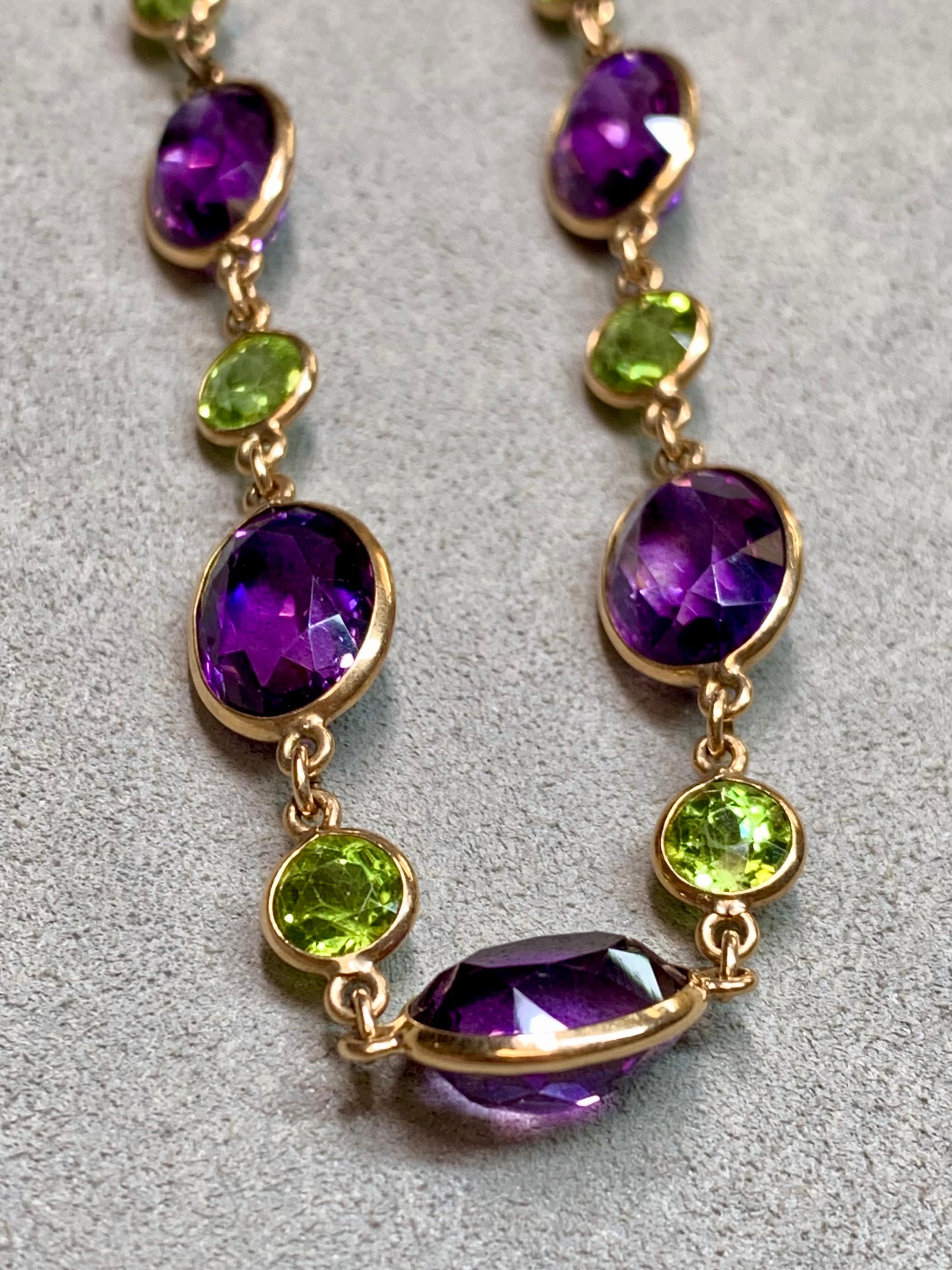 Collier de pierres précieuses ovales en améthyste et péridot, serti d'un chaton, de style victorien antique 14K 72ct 20