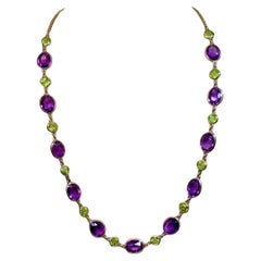 Collier de pierres précieuses ovales en améthyste et péridot, serti d'un chaton, de style victorien antique 14K 72ct 20"
