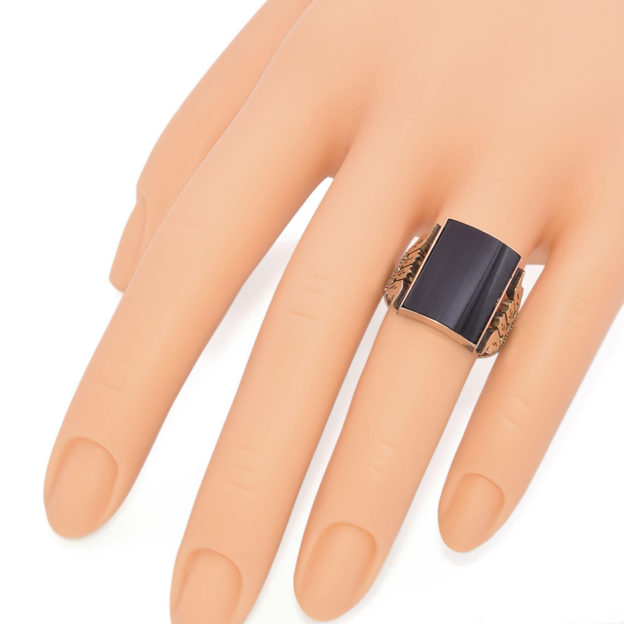 Antique Victorian 14K Engraved Yellow Gold Onyx Signet Ring For Sale 3