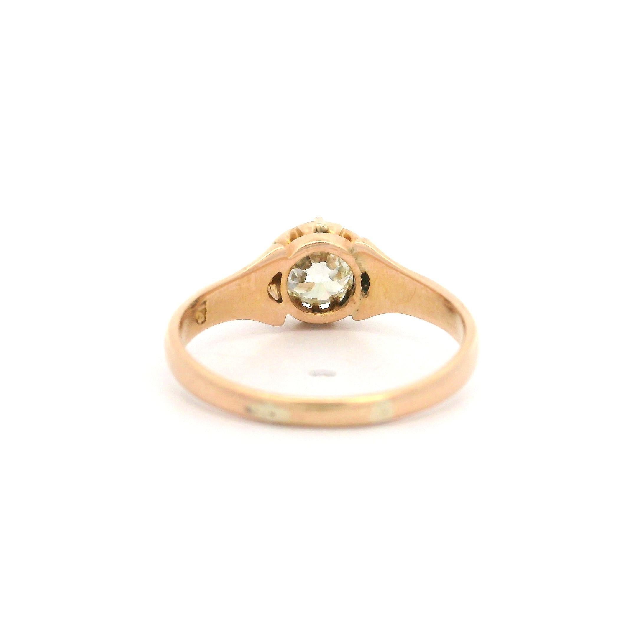 -- Piedra(s) --
(1) Diamante auténtico natural - Talla europea antigua - Engastado con varias puntas - Color J - Claridad VS2 - 0,60ct (aprox.)

Material: Oro amarillo rosado macizo de 14 quilates
Peso: 1.87 gramos
Tamaño del anillo: 4.0 (Ajustado