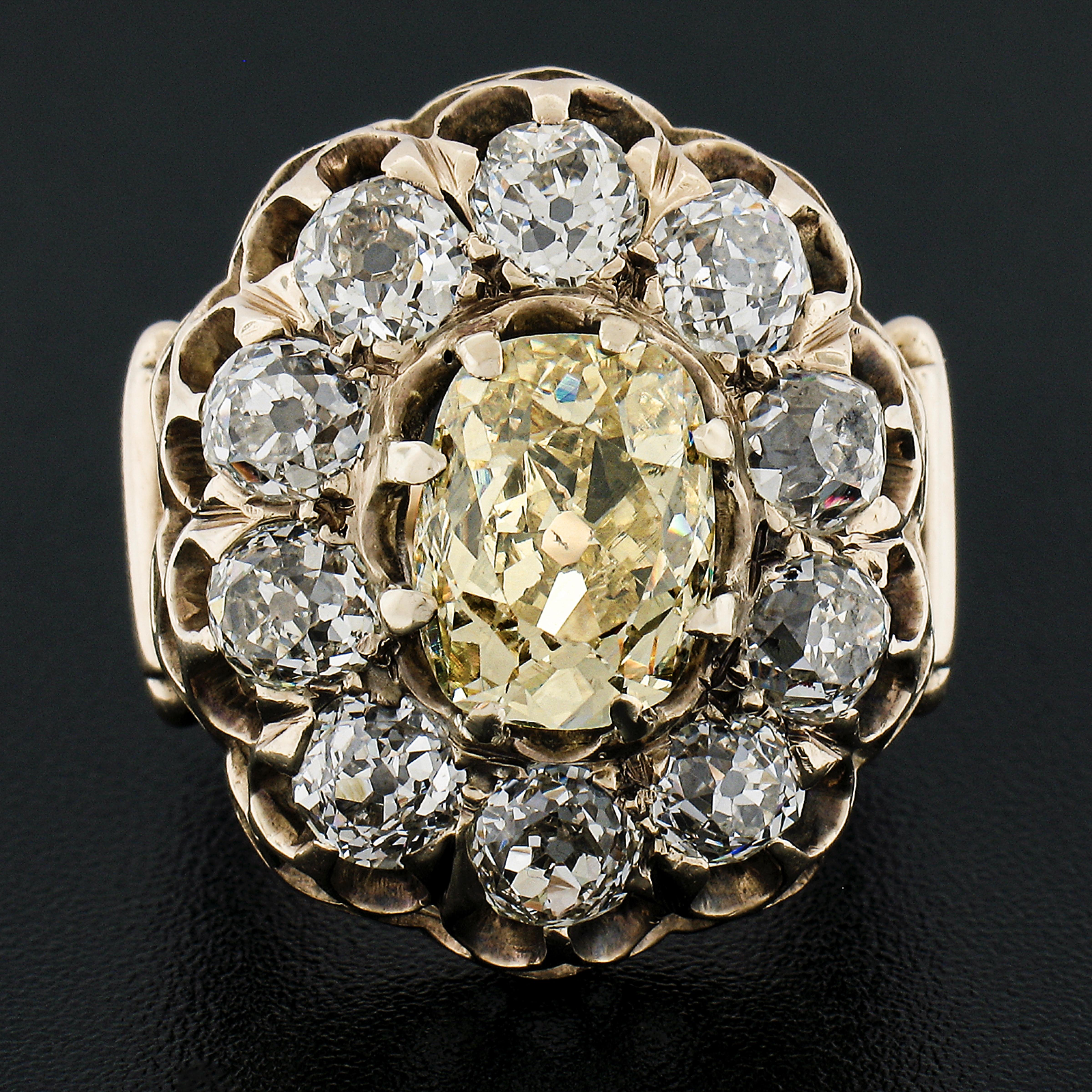 Antiker viktorianischer 14K Gold 6,49 Karat GIA Fancy Intense Gelber alter Diamant Halo-Ring (Viktorianisch) im Angebot