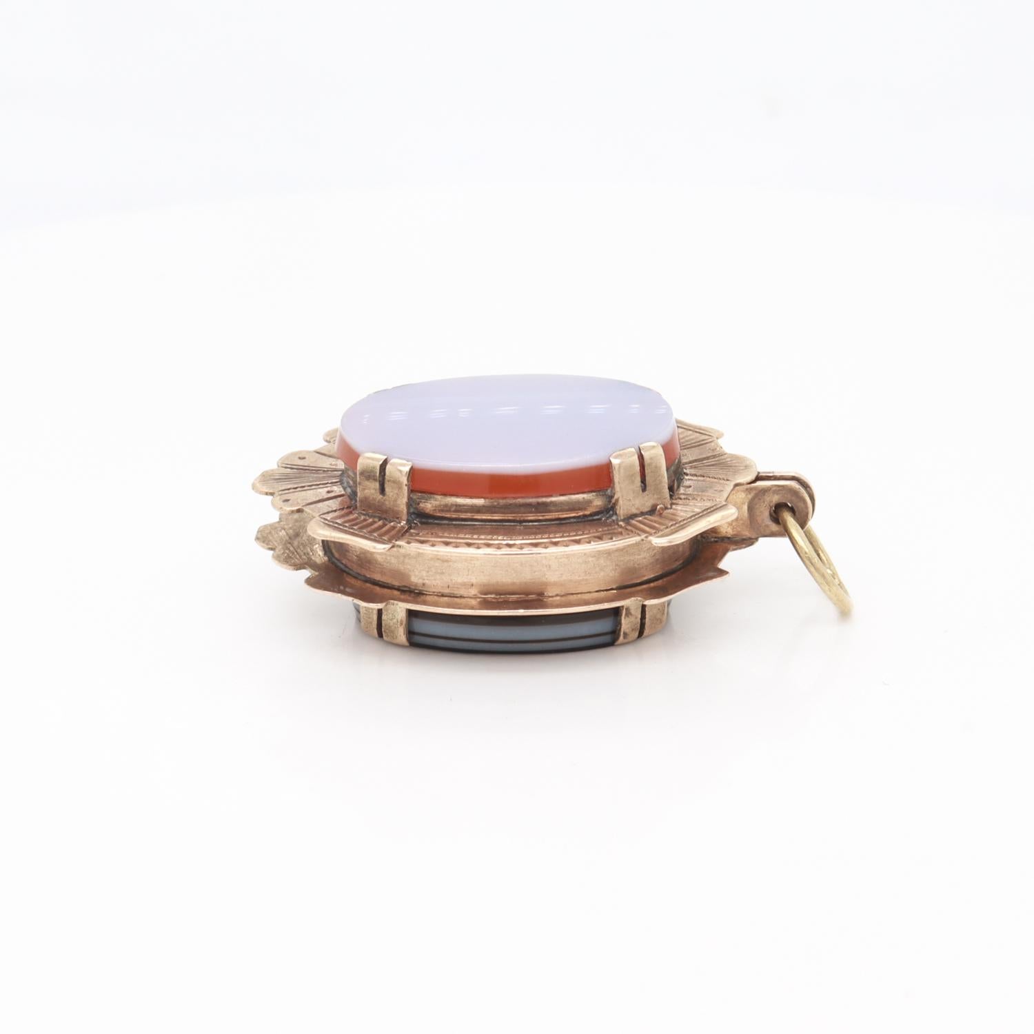 Pendentif médaillon victorien ancien double face en or 14 carats et agate cabochon en vente 4